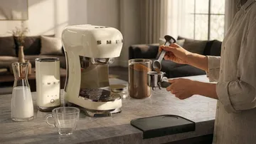 Smeg 50's Style espressomaskine med mælkeskummer - Creme - Smeg