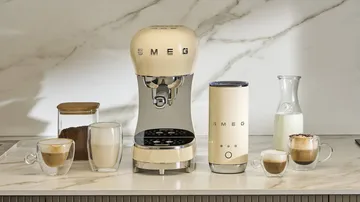 Smeg 50's Style espressomaskine med mælkeskummer - Creme - Smeg