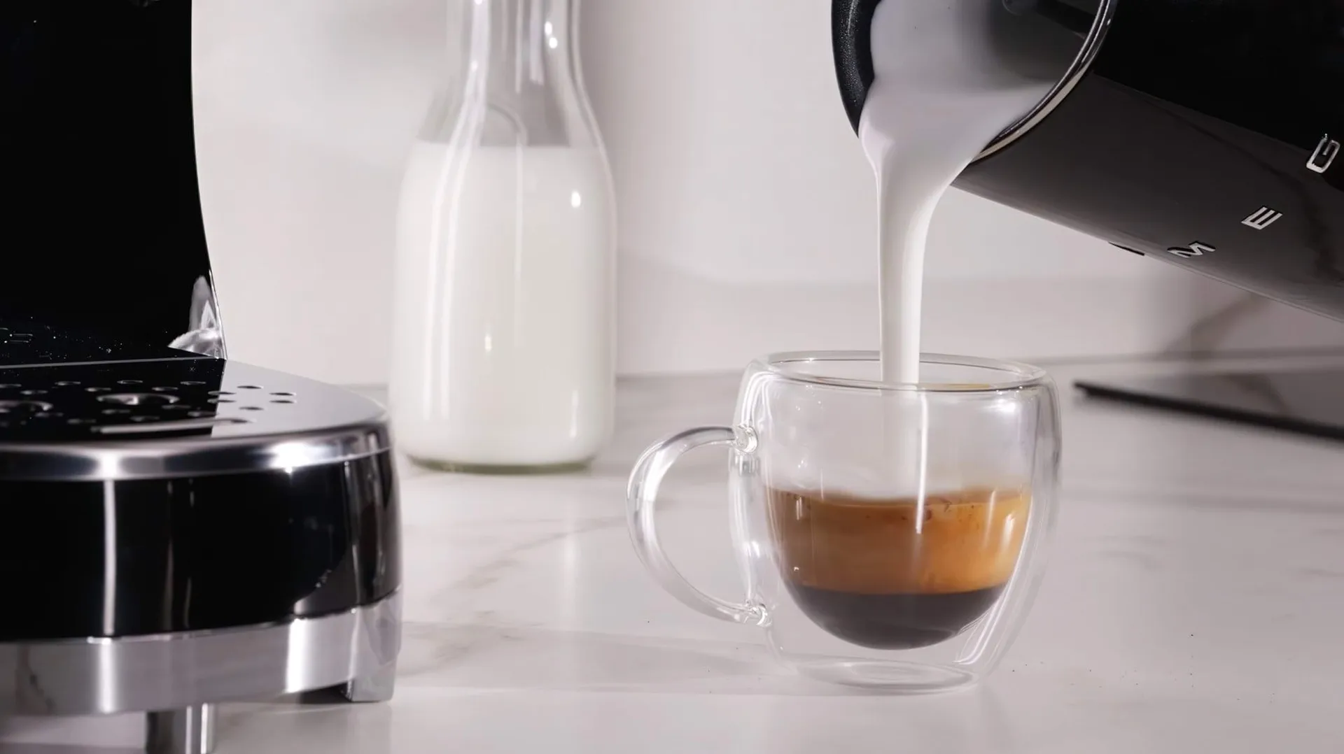 Smeg 50's Style espressomaskine med mælkeskummer, Sort Smeg