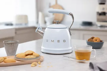 Smeg 50's Style vandkedel med fløjte - Pastell blue - Smeg