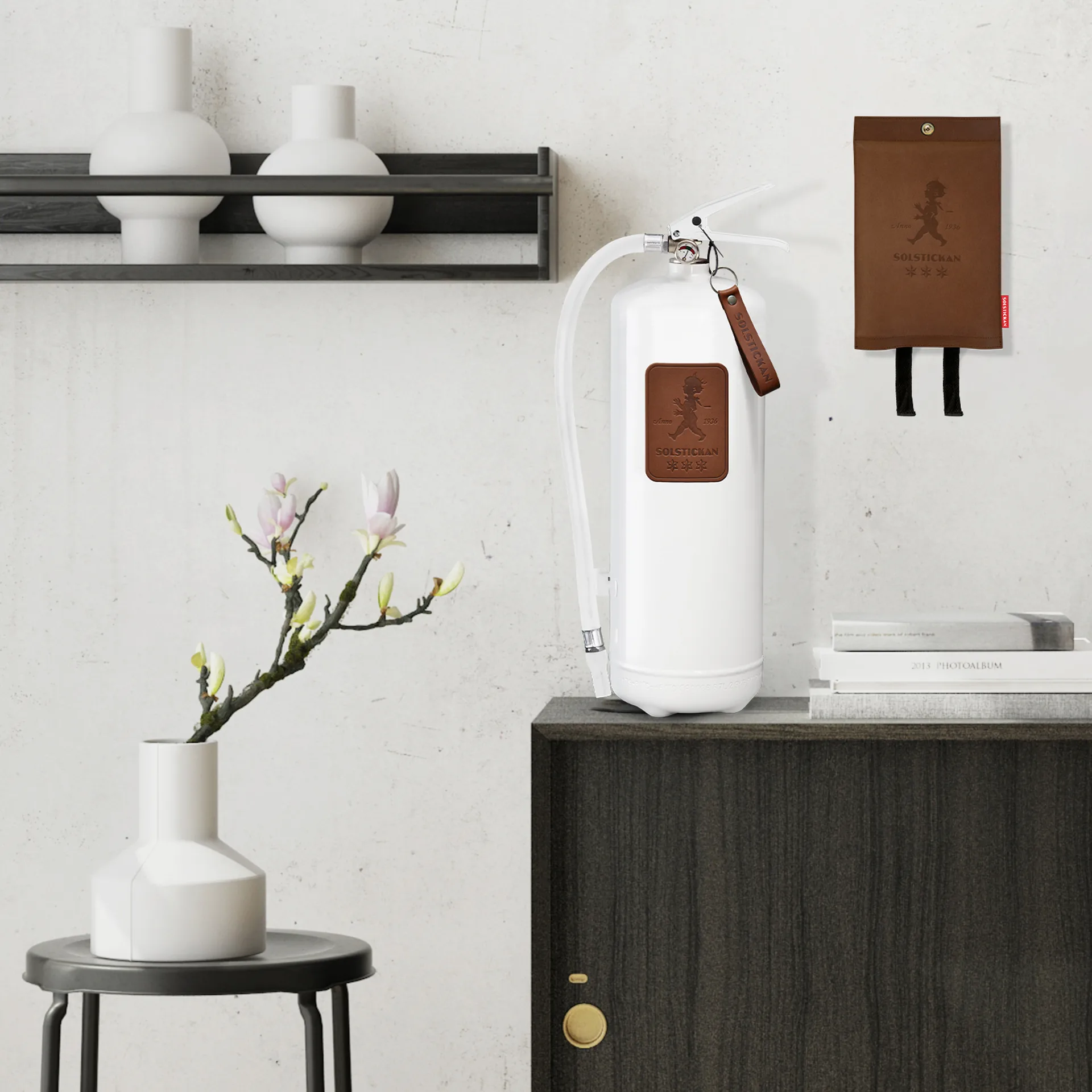Solstickan ildslukker 6 kg, Hvid-mørkbrunt læder Solstickan Design