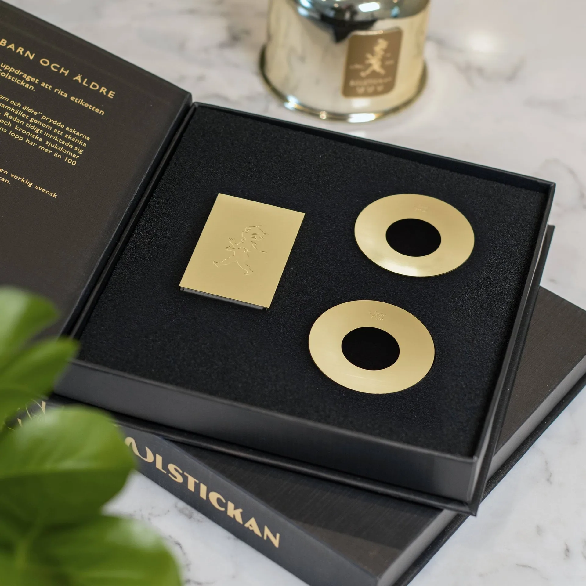 Solstickan jubilæumsæske, 1 stk tændstikæske, 2 stk lysmanchetter, messing Solstickan Design
