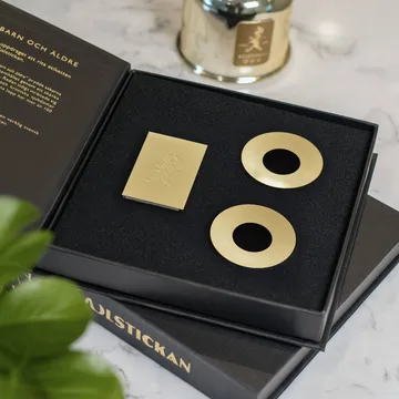 Solstickan jubilæumsæske - 1 stk tændstikæske, 2 stk lysmanchetter, messing - Solstickan Design