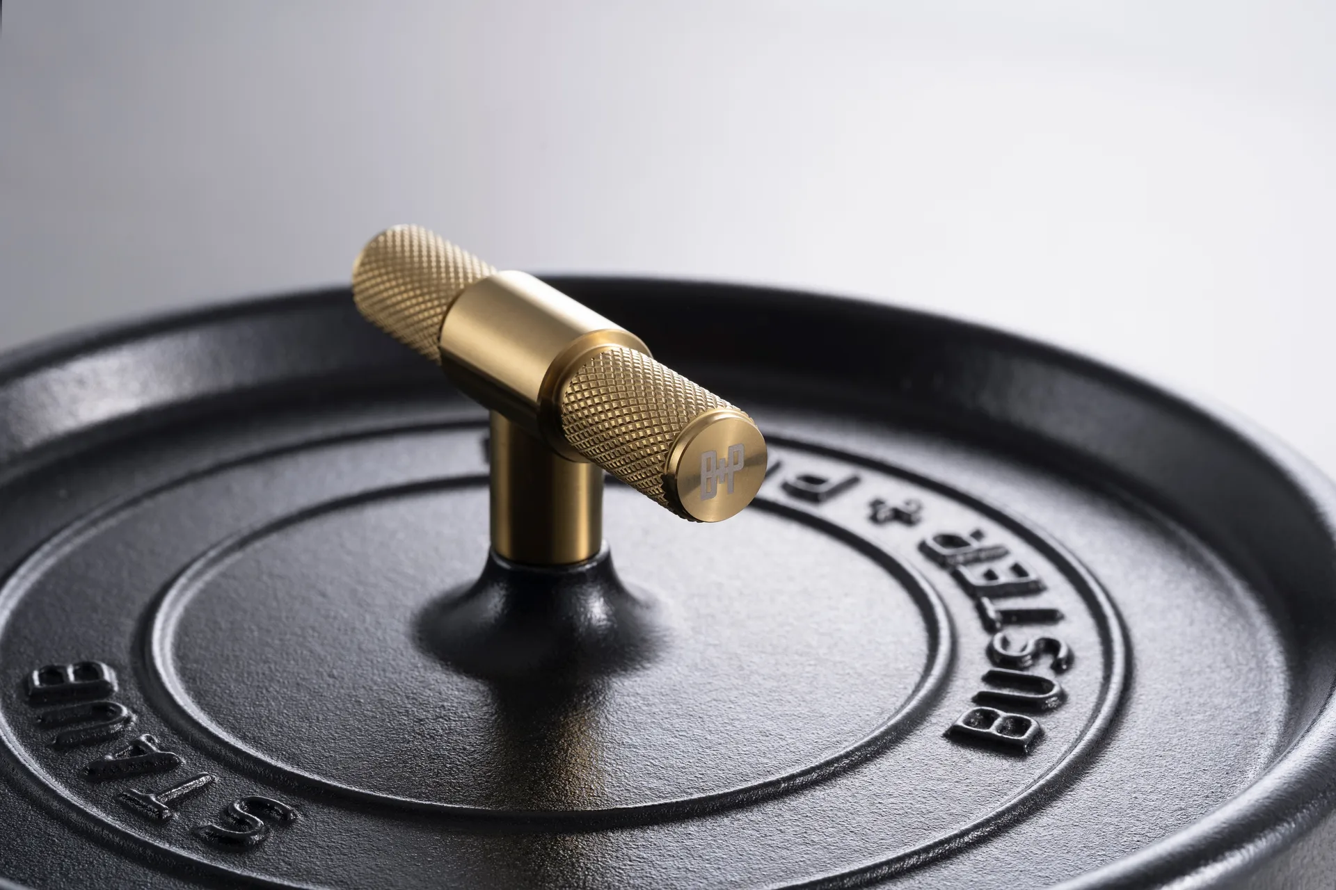 Buster & Punch T-formet håndtag 8 cm, Messing STAUB