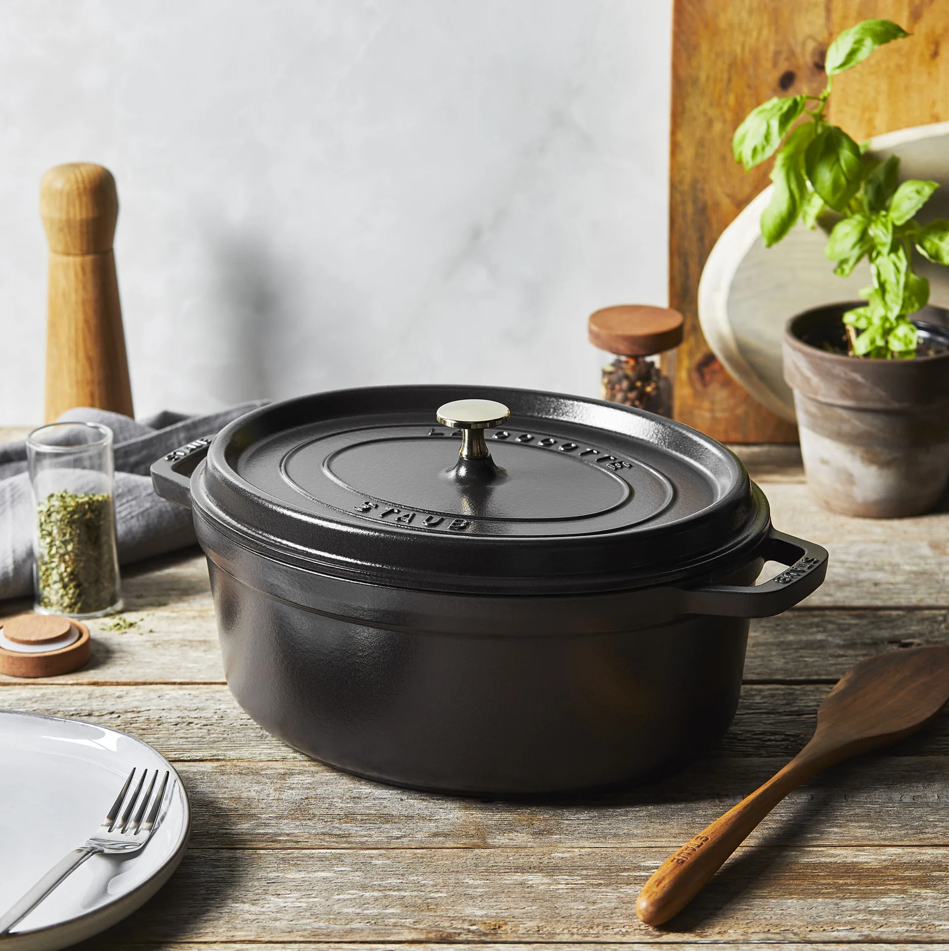 Staub La Cocotte oval gryde støbejern 2,35 L, Sort STAUB