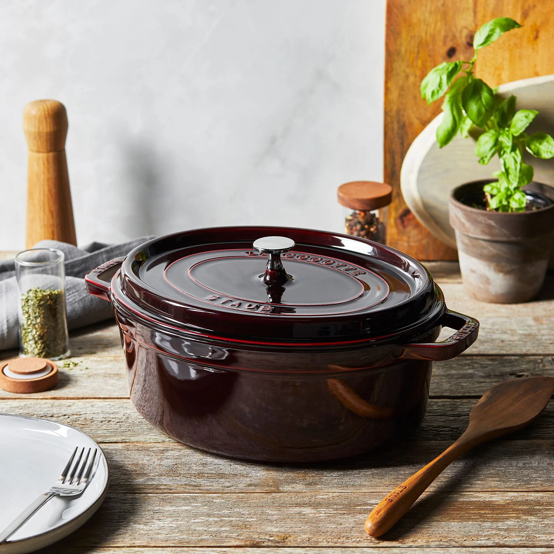 Staub La Cocotte oval gryde støbejern 4,2 L, Grenadine rød STAUB