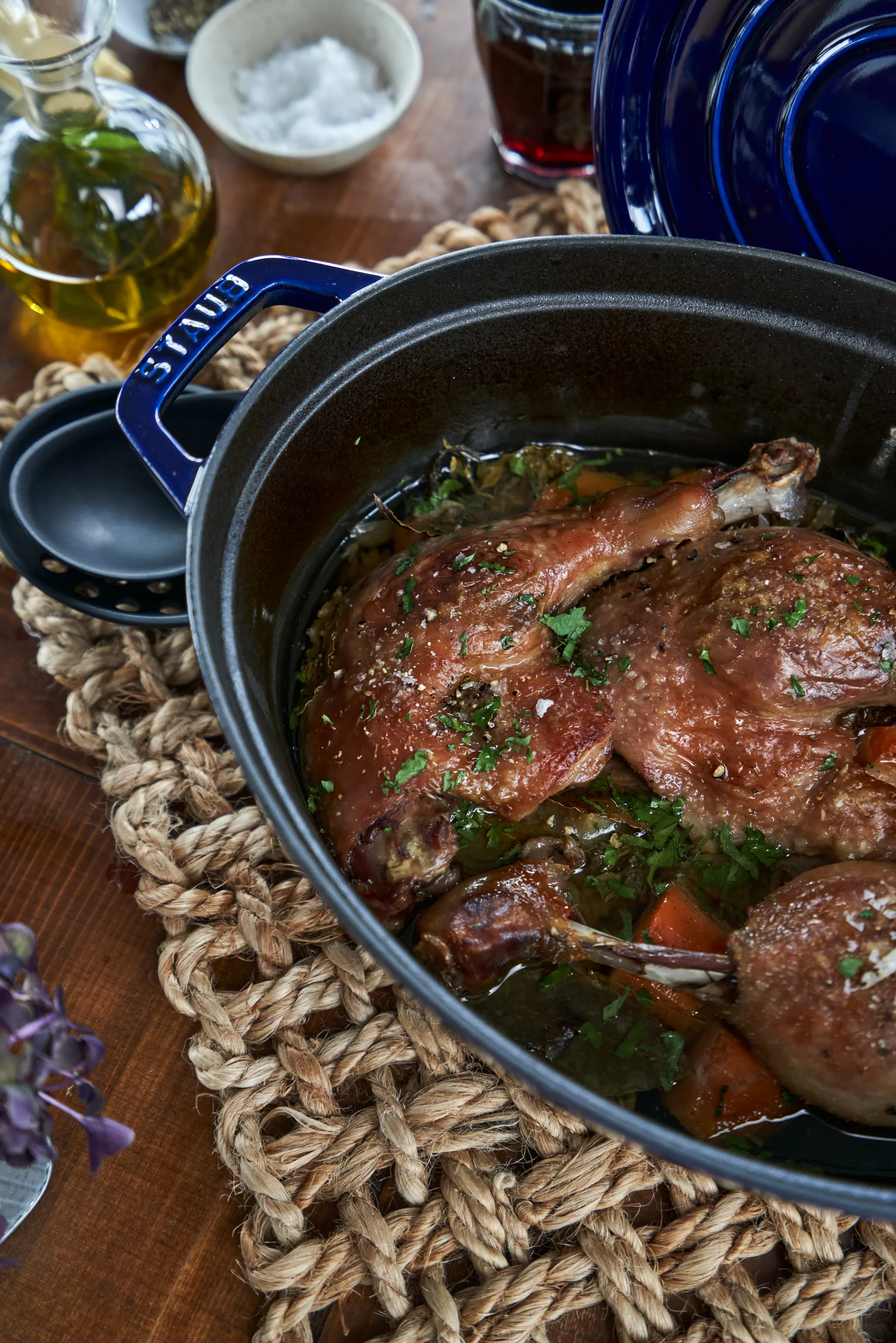 Staub oval gryde i støbejern, 3-lags emalje 4,2 l, Mørkeblå STAUB