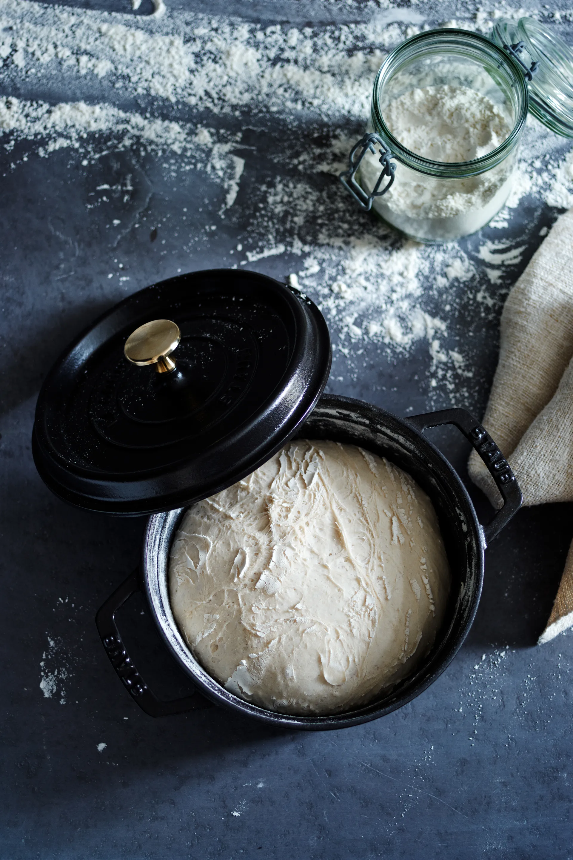 Staub rund gryde i støbejern 3,8 l, Sort STAUB