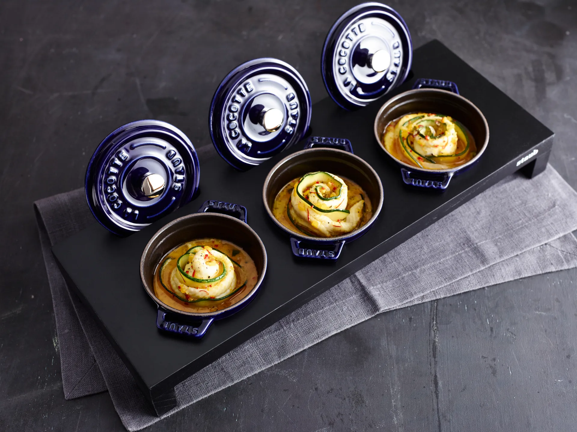 Staub serveringsholder til 3 minigryder, Sort STAUB