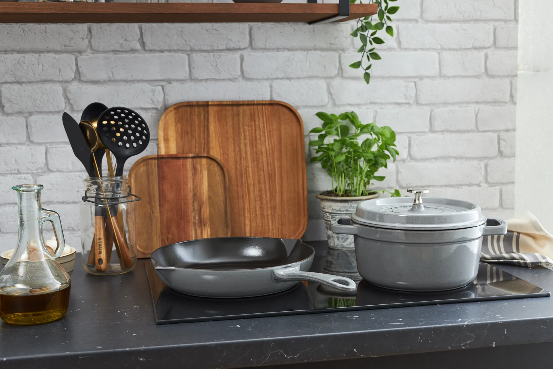 Staub stegepande støbejern med hældetud Ø26 cm, Grafitgrå STAUB