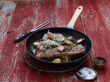 Staub stegepande støbejern sort lyst træhåndtag - Ø28 cm - STAUB