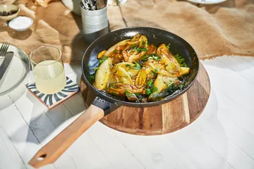 Staub stegepande støbejern sort lyst træhåndtag - Ø28 cm - STAUB