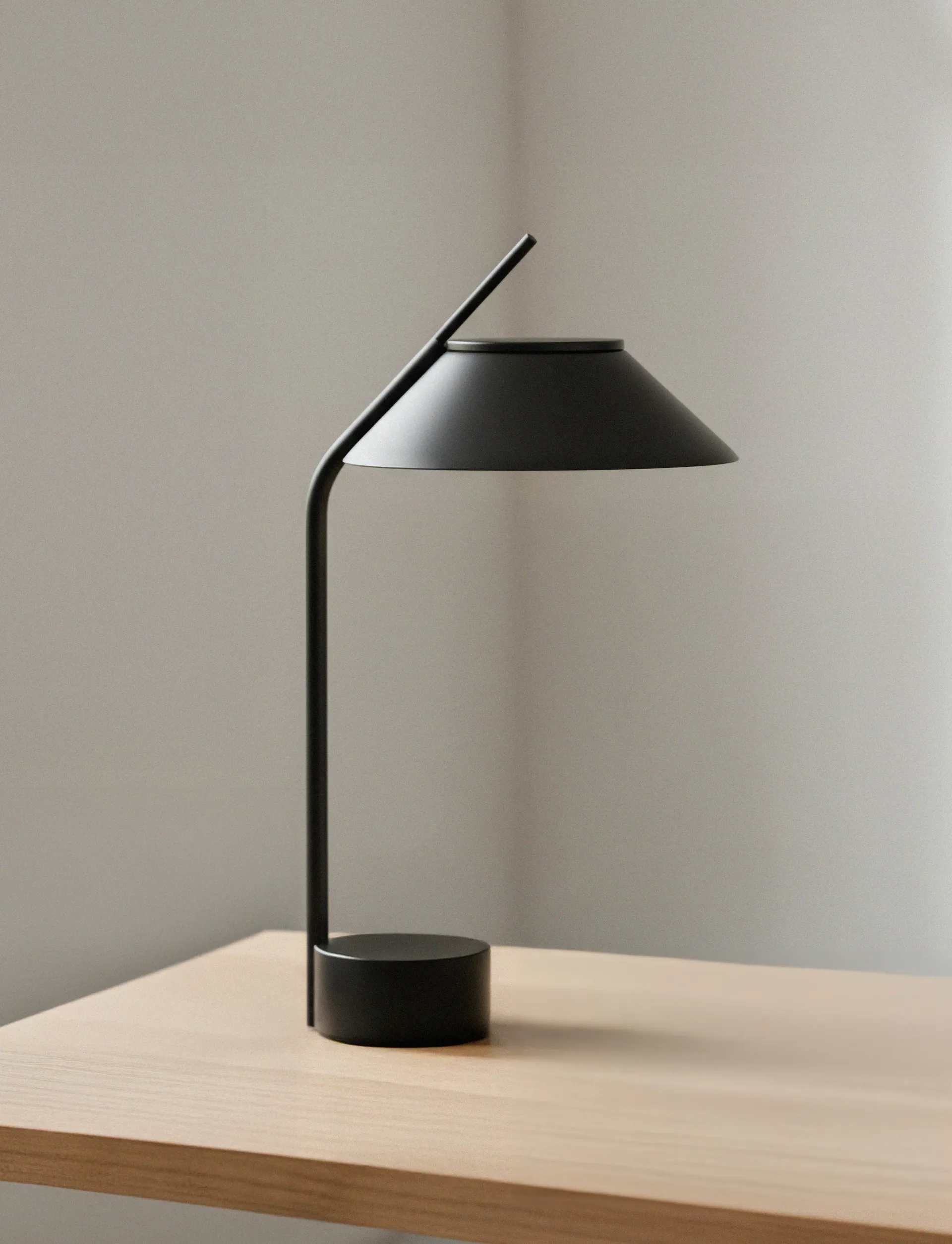 Vinkel LED bordlampe, portabel, Black Stelton