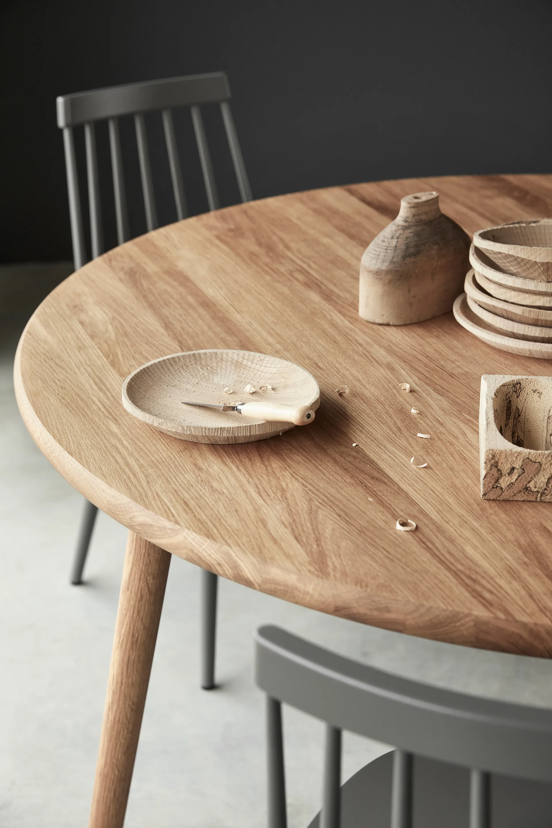 Miss Tailor bord rundt Ø130 cm, eg naturolie, fast plade Stolab