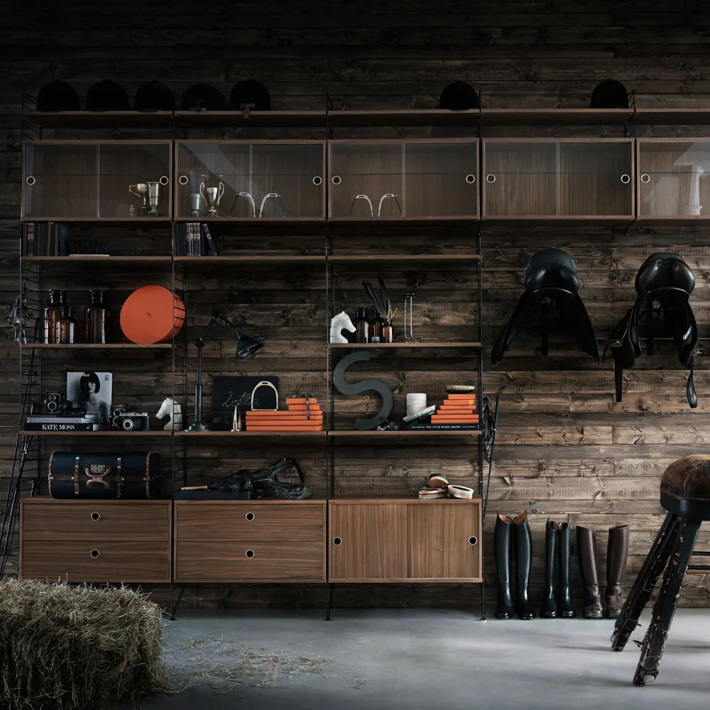 String vitrineskab, Valnød, 78x30 cm String