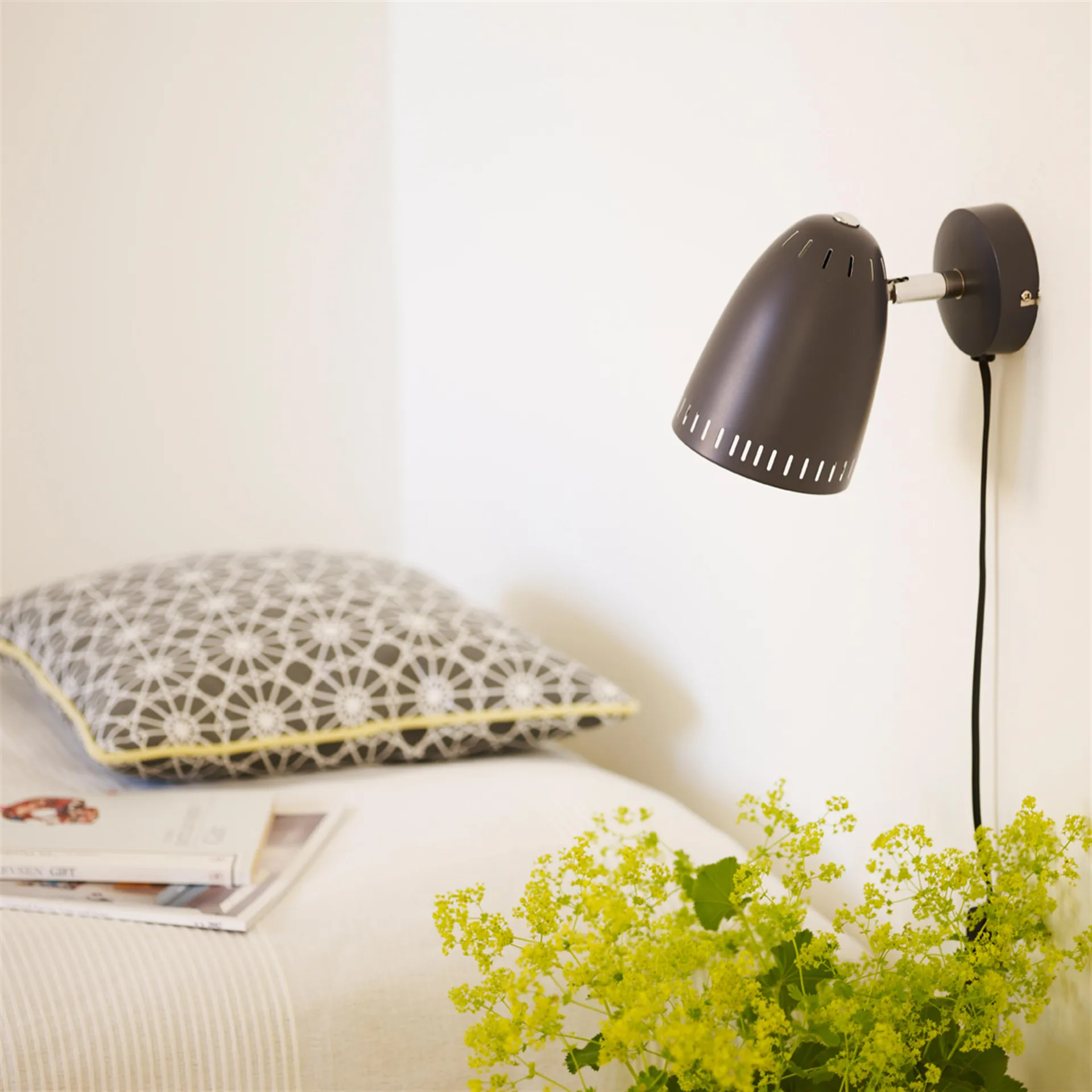 Dynamo væglampe kort arm, matt almost black (sort) Superliving
