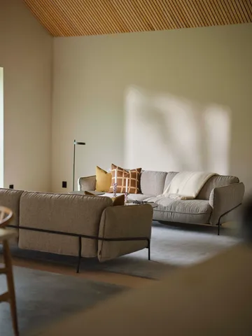 Continental sofa - Sealife Ivory/sand-kromet stål - Swedese