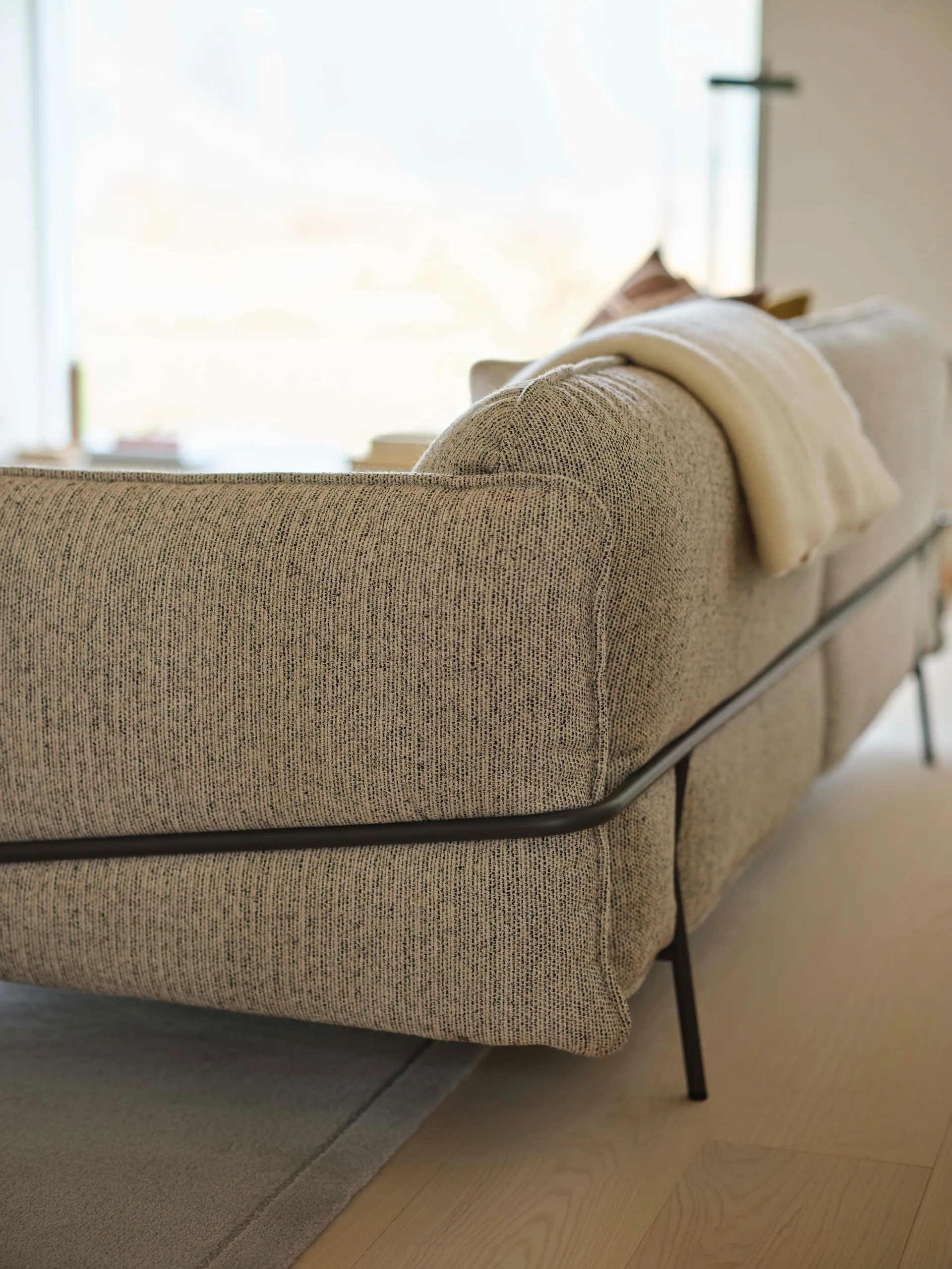 Continental sofa, Wave Champagne-sortlakeret stål Swedese