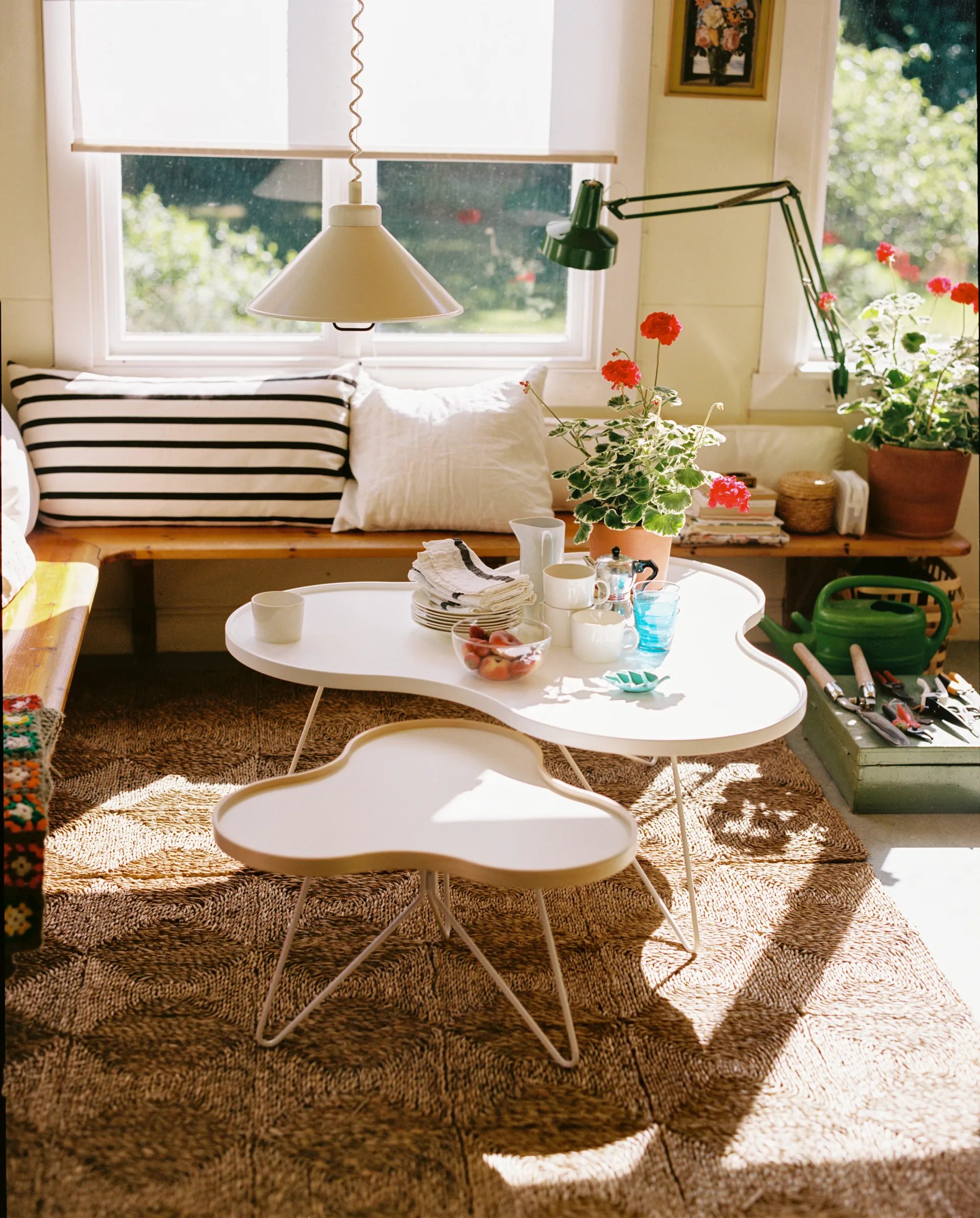 Flower mono bord 107x114 cm, H45 cm Ask hvidglaseret Swedese