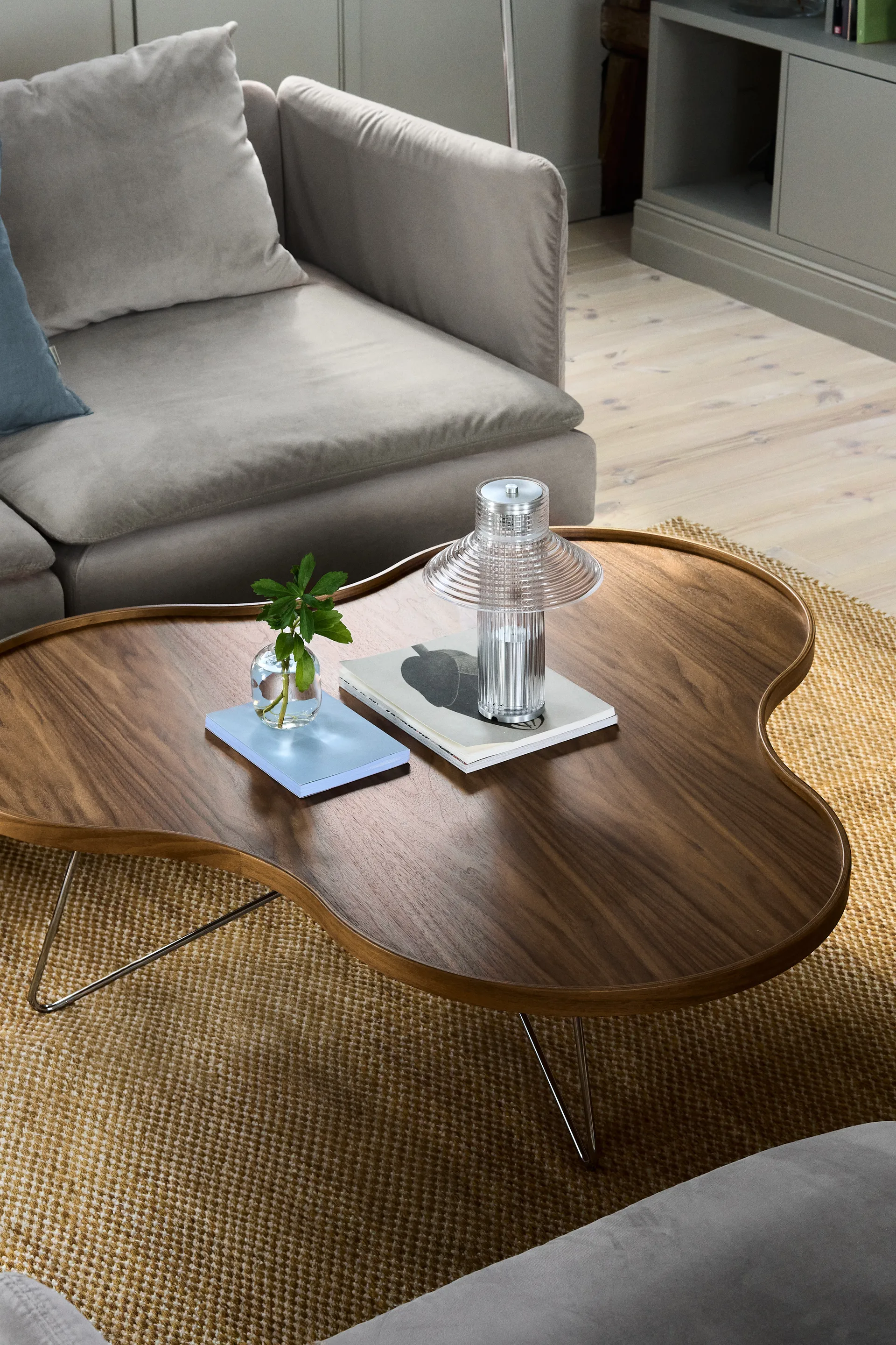 Flower mono bord Special Edition 107x114 cm, H39 cm-lakeret valnød-kromet stål Swedese