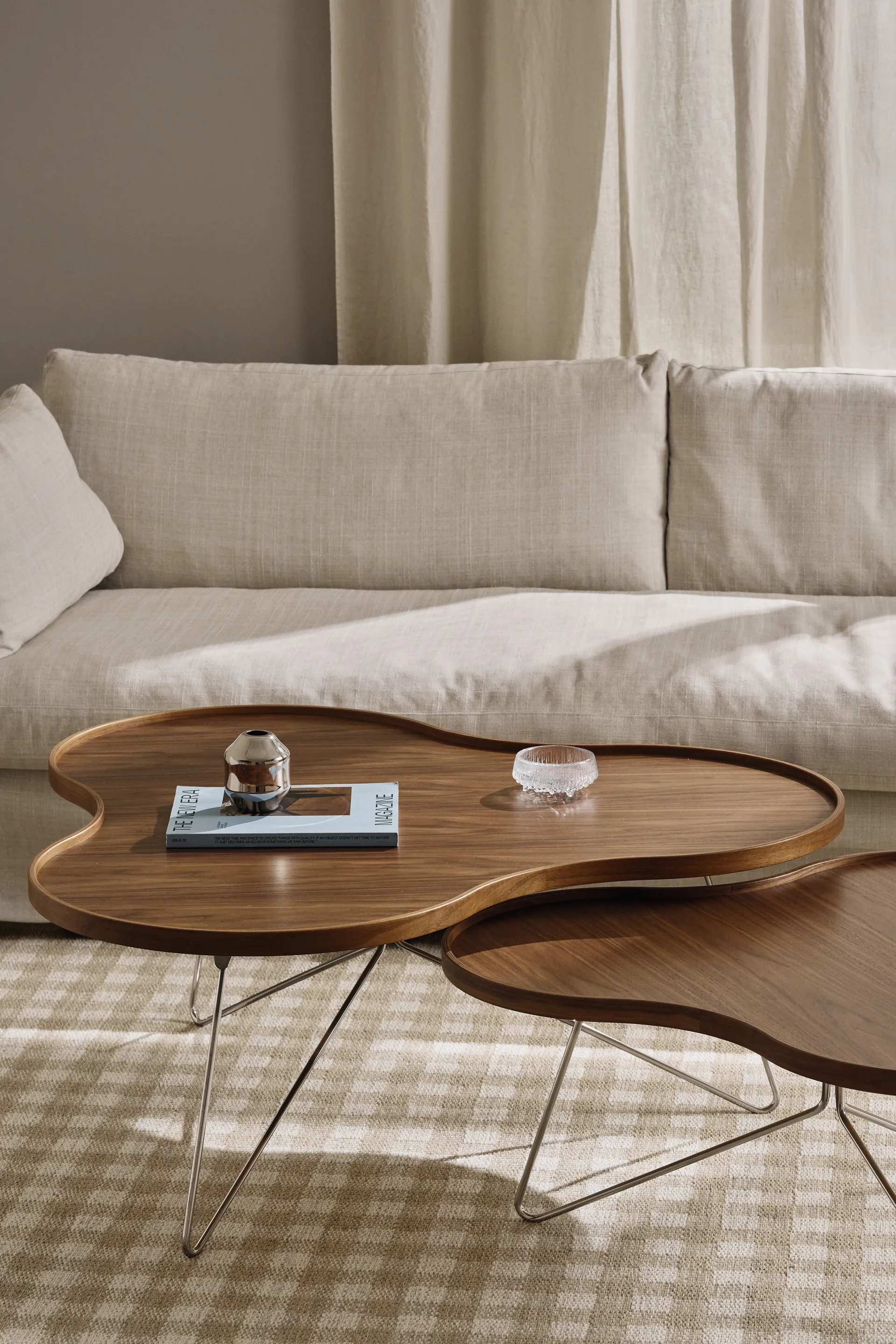 Flower mono bord Special Edition 107x114 cm, H45 cm-lakeret valnød-kromet stål Swedese