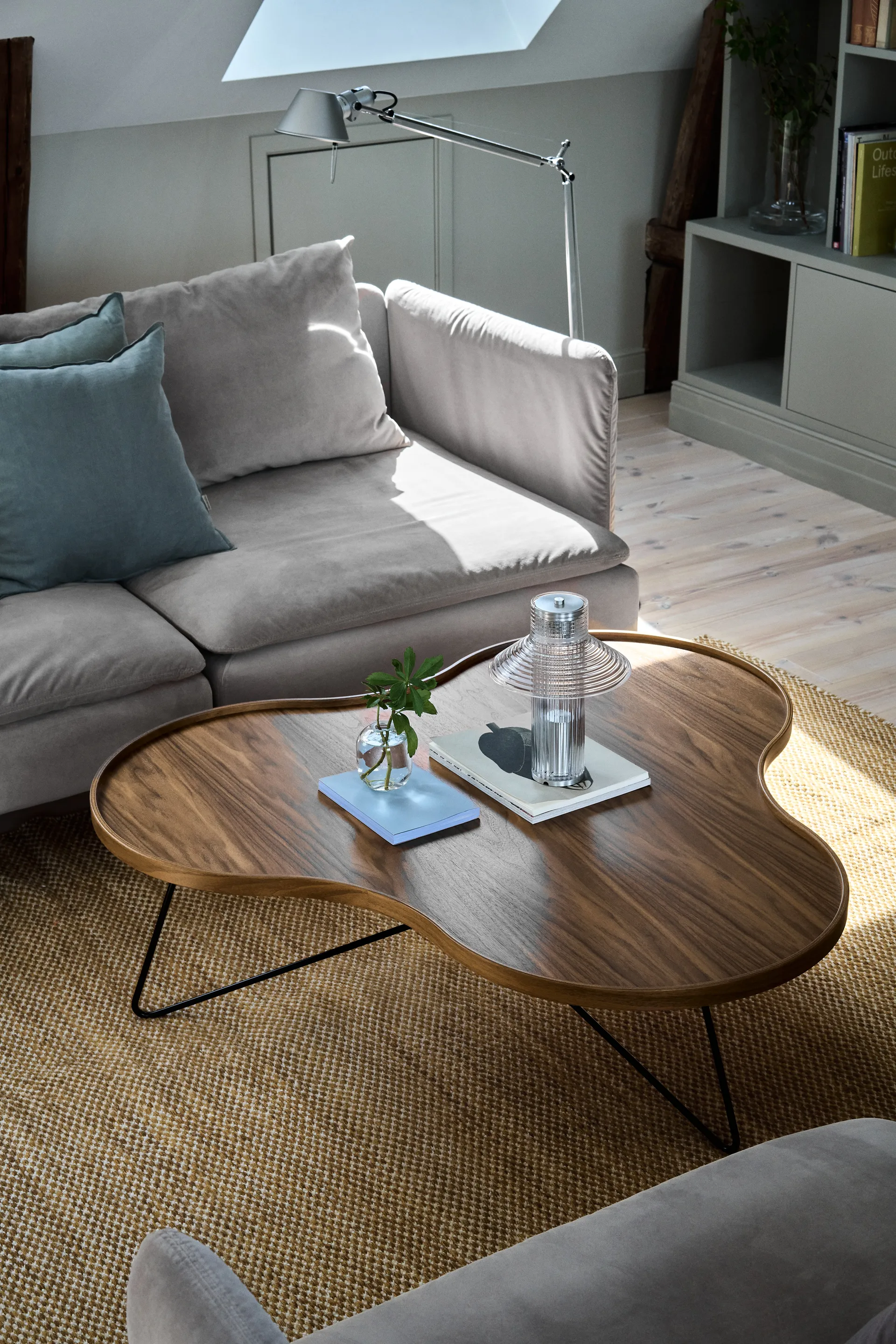 Flower mono bord Special Edition 107x114 cm, H45 cm-lakeret valnød-sortrlakeret stål Swedese