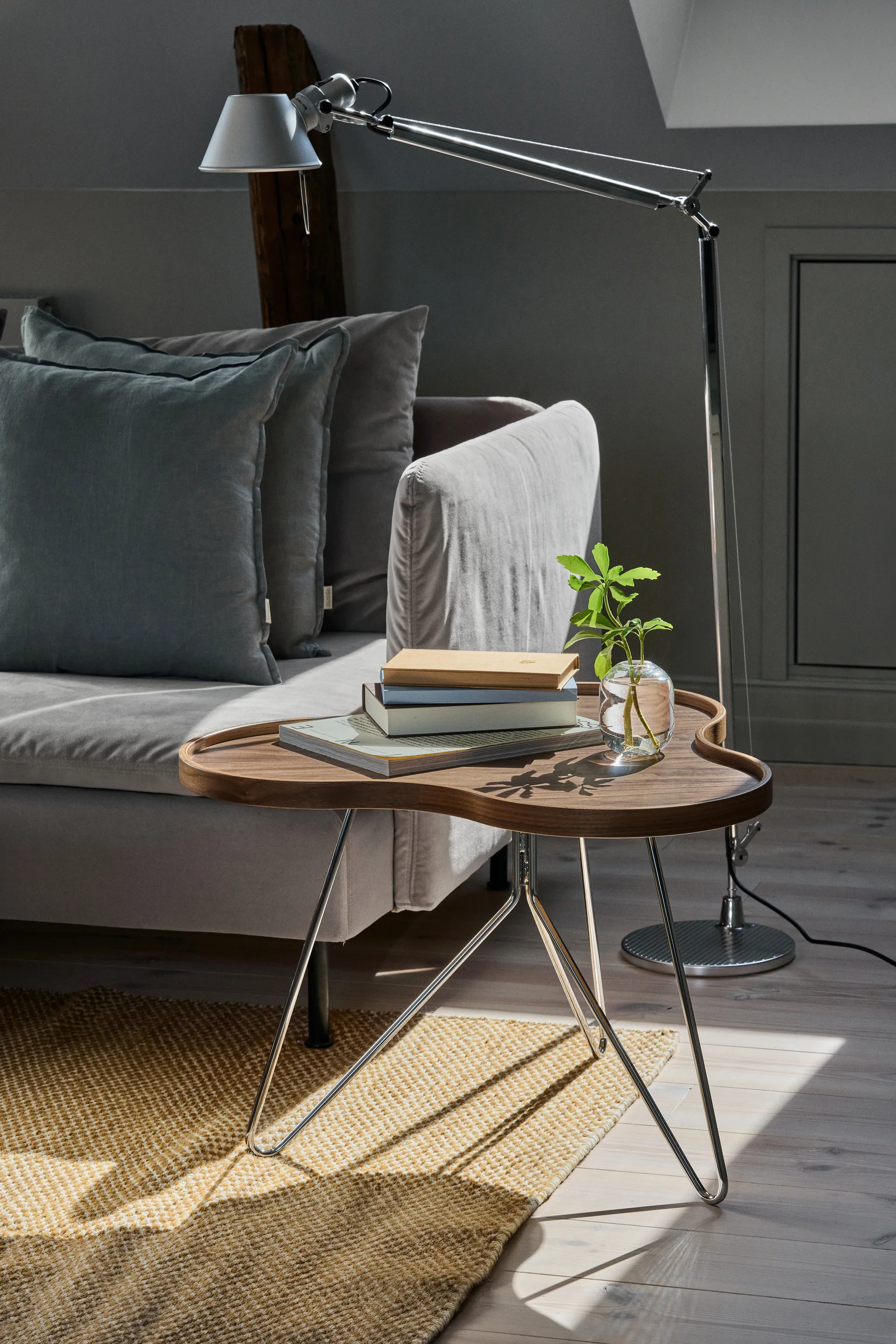 Flower mono bord Special Edition 62x66 cm, H45 cm-lakeret valnød-kromet stål Swedese