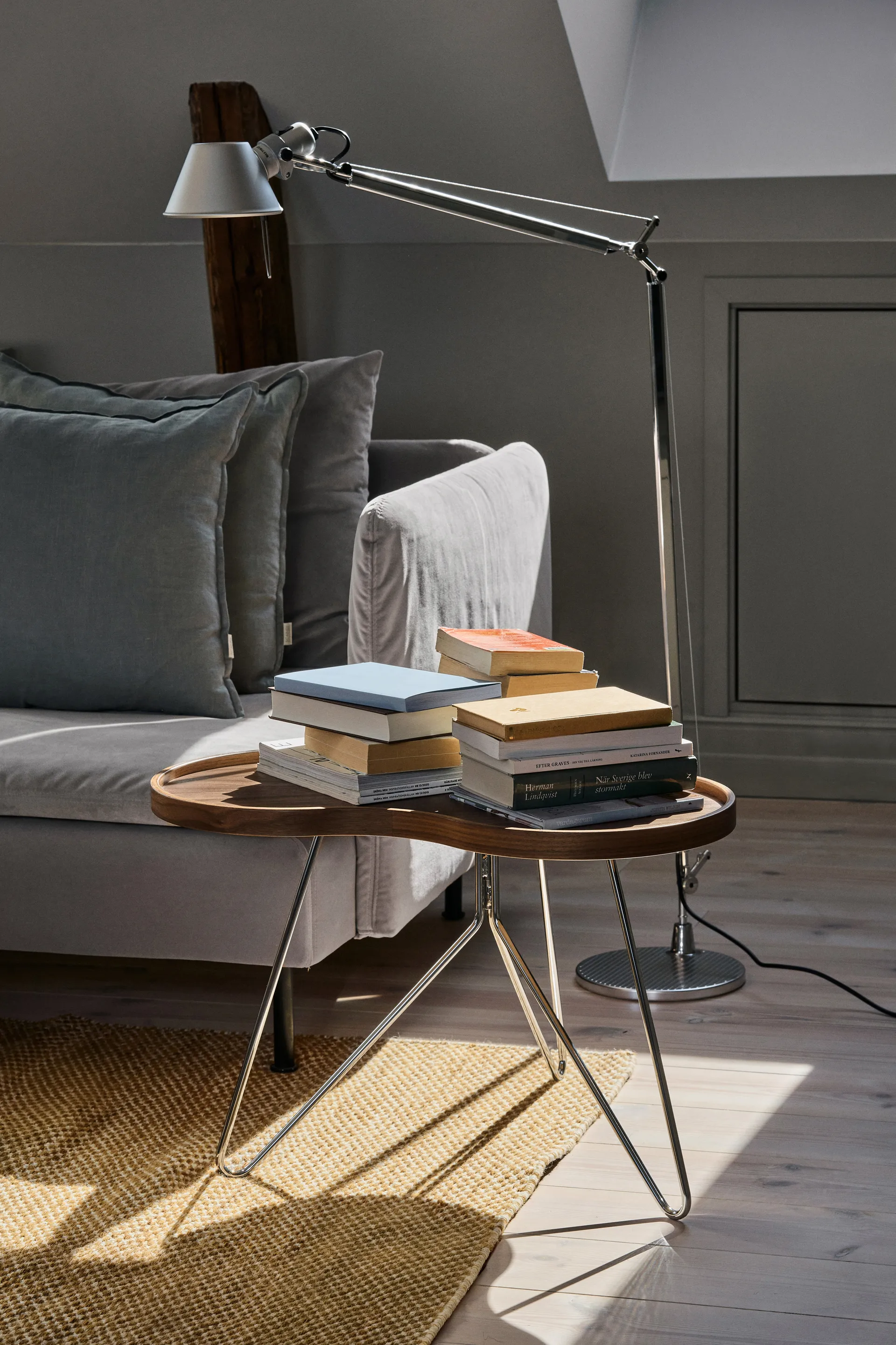 Flower mono bord Special Edition 62x66 cm, H45 cm-lakeret valnød-kromet stål Swedese