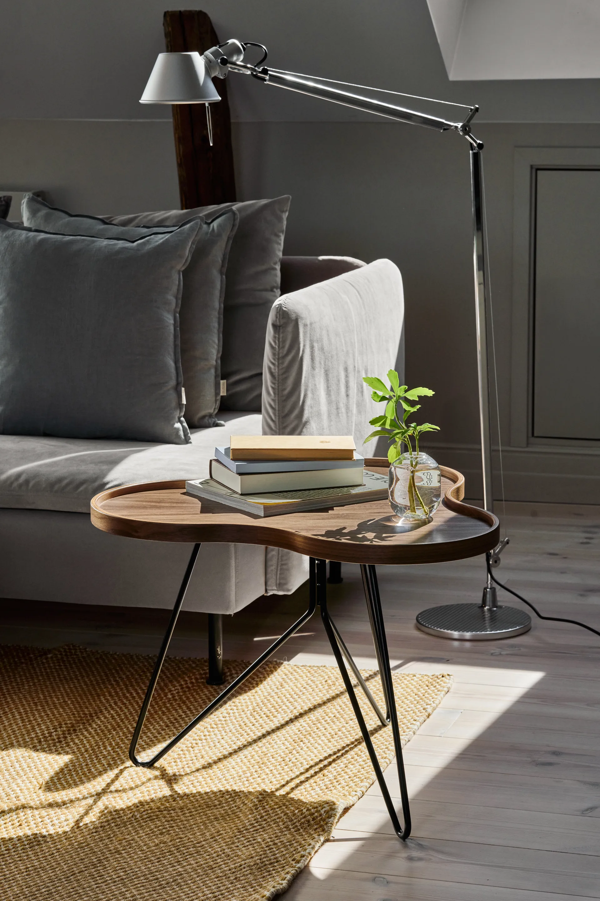 Flower mono bord Special Edition 62x66 cm, H45 cm-lakeret valnød-sortrlakeret stål Swedese