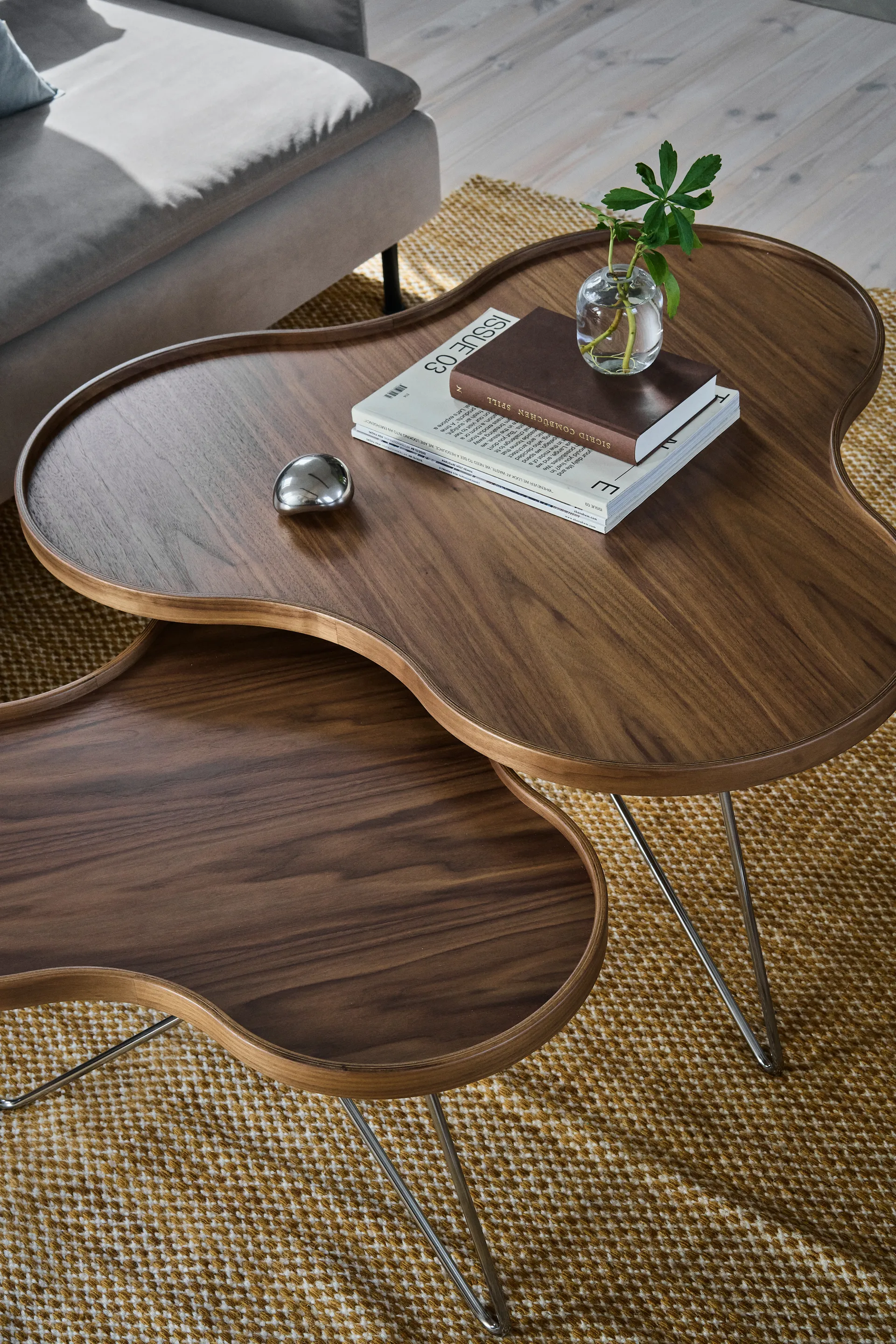 Flower mono bord Special Edition 84x90 cm, H45 cm-lakeret valnød-kromet stål Swedese