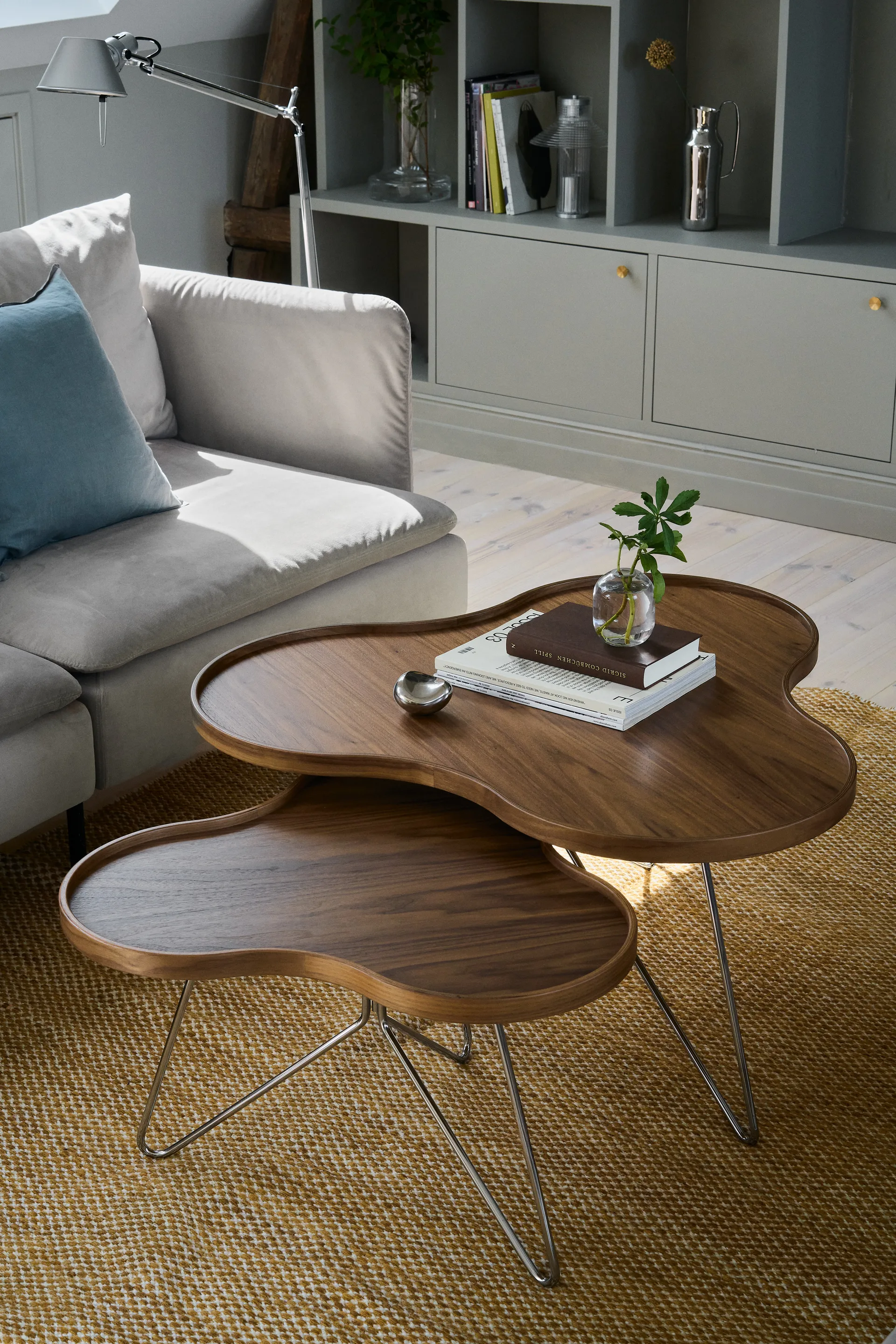 Flower mono bord Special Edition 84x90 cm, H45 cm-lakeret valnød-kromet stål Swedese