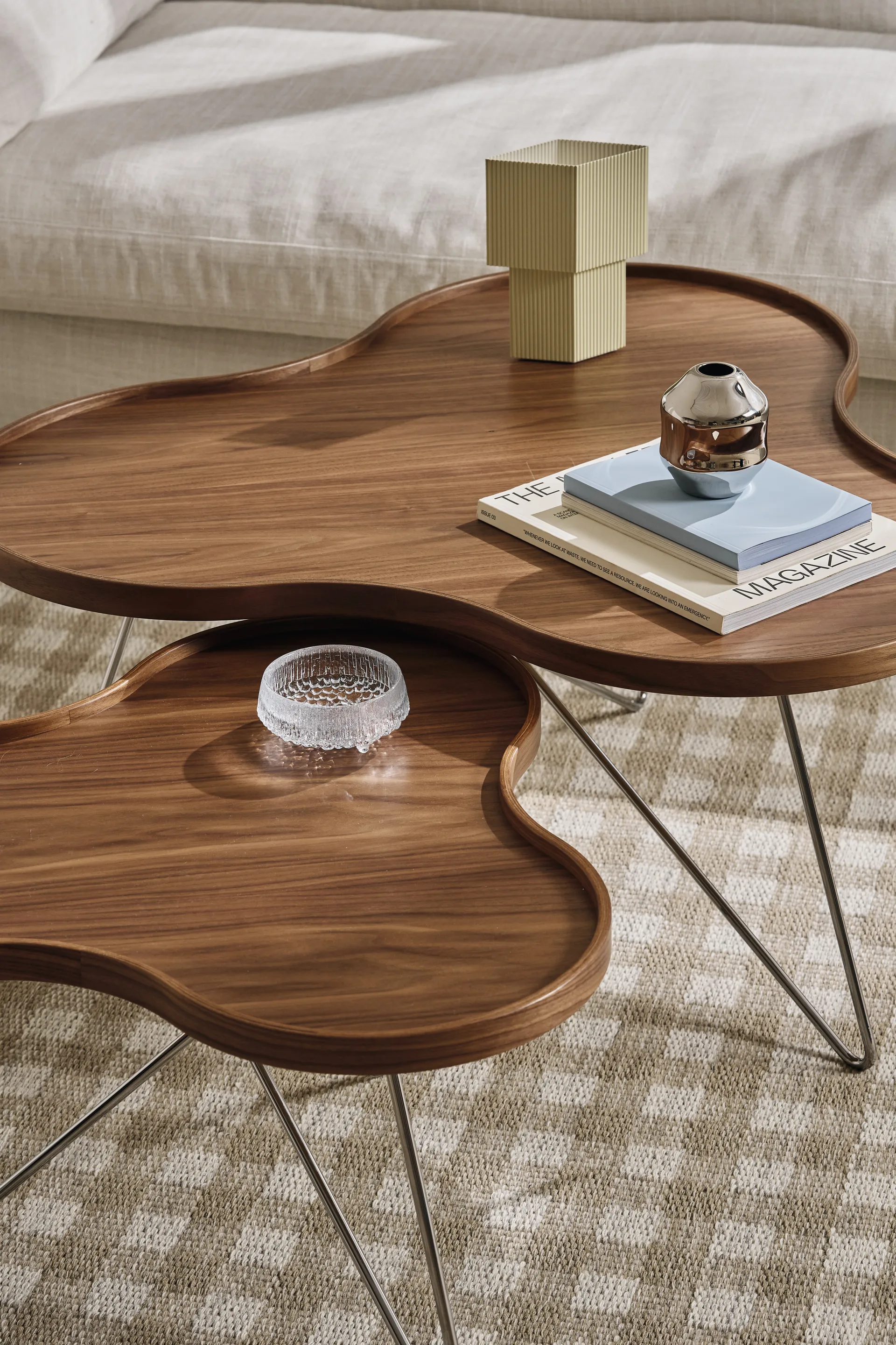 Flower mono bord Special Edition 84x90 cm, H45 cm-lakeret valnød-kromet stål Swedese