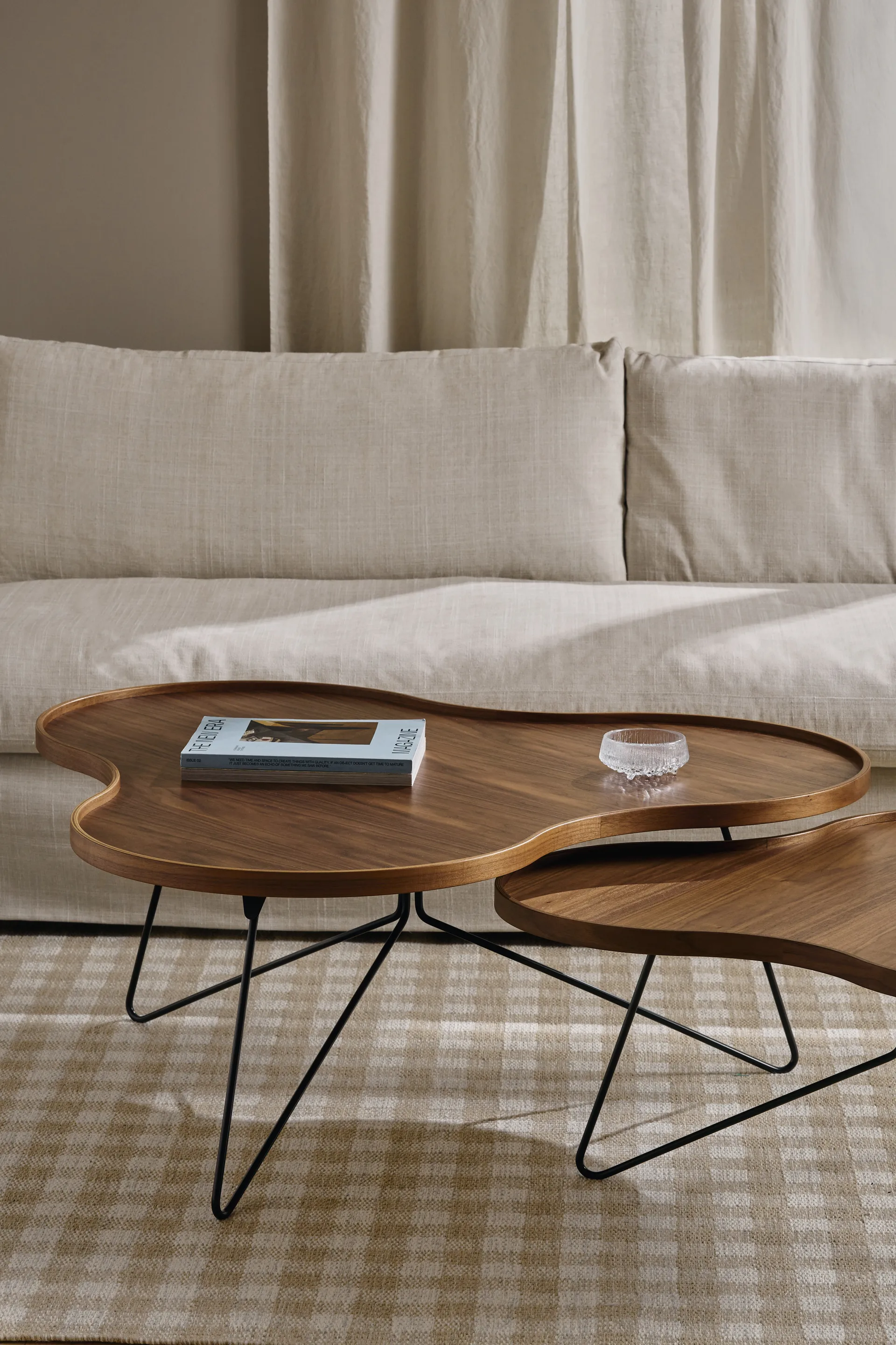 Flower mono bord Special Edition 84x90 cm, H45 cm-lakeret valnød-sortrlakeret stål Swedese