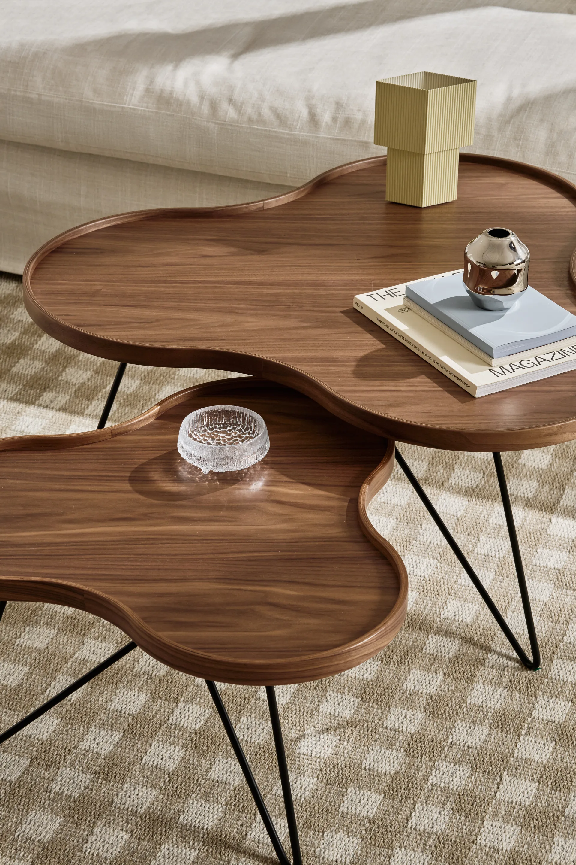 Flower mono bord Special Edition 84x90 cm, H45 cm-lakeret valnød-sortrlakeret stål Swedese