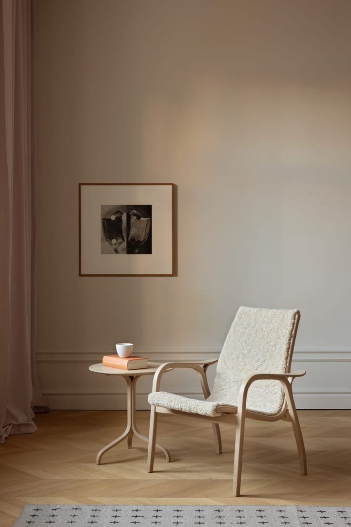 Laminett lænestol hvidpigmenteret eg/fåreskind, Scandinavian Grey (grå) Swedese