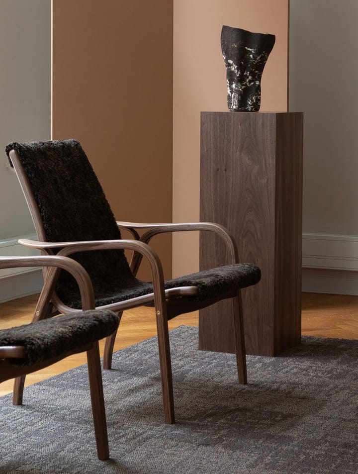 Laminett lænestol hvidpigmenteret eg/fåreskind, Scandinavian Grey (grå) Swedese
