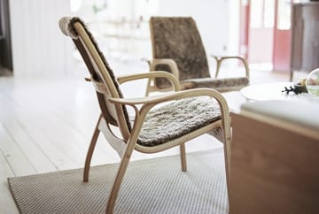 Laminett lænestol hvidpigmenteret eg/fåreskind - Scandinavian Grey (grå) - Swedese