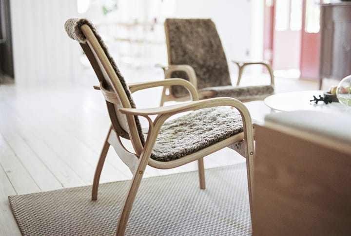 Laminett lænestol hvidpigmenteret eg/fåreskind, Scandinavian Grey (grå) Swedese