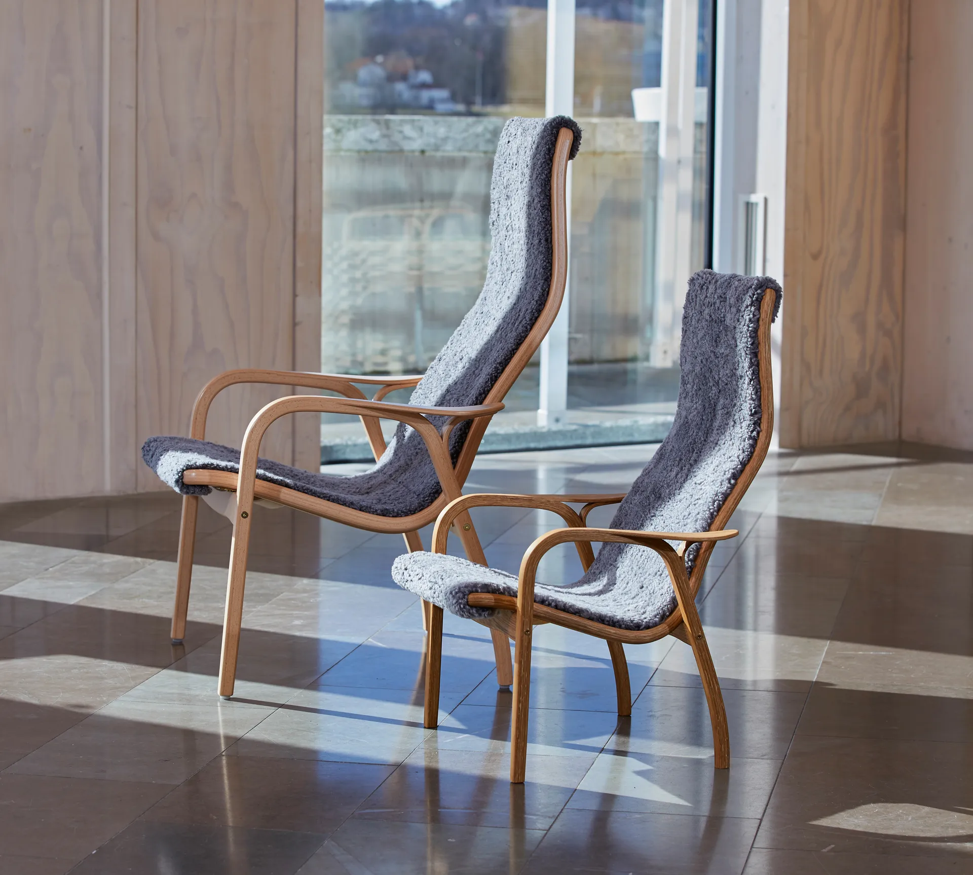 Laminett lænestol lakeret bøg/fåreskind, Scandinavian Grey (grå) Swedese