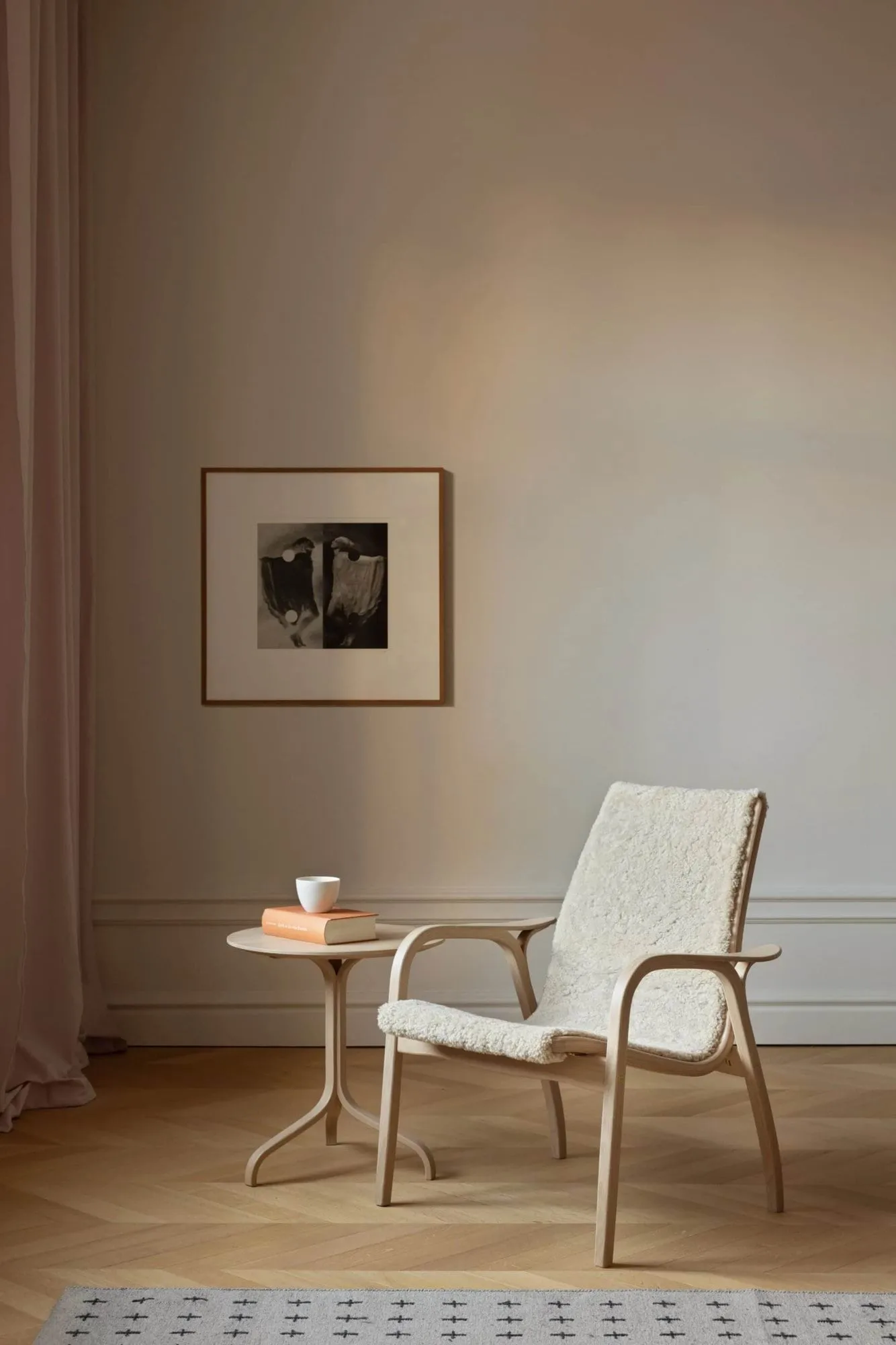 Laminett lænestol olieret eg/fåreskind, Moonlight (beige) Swedese