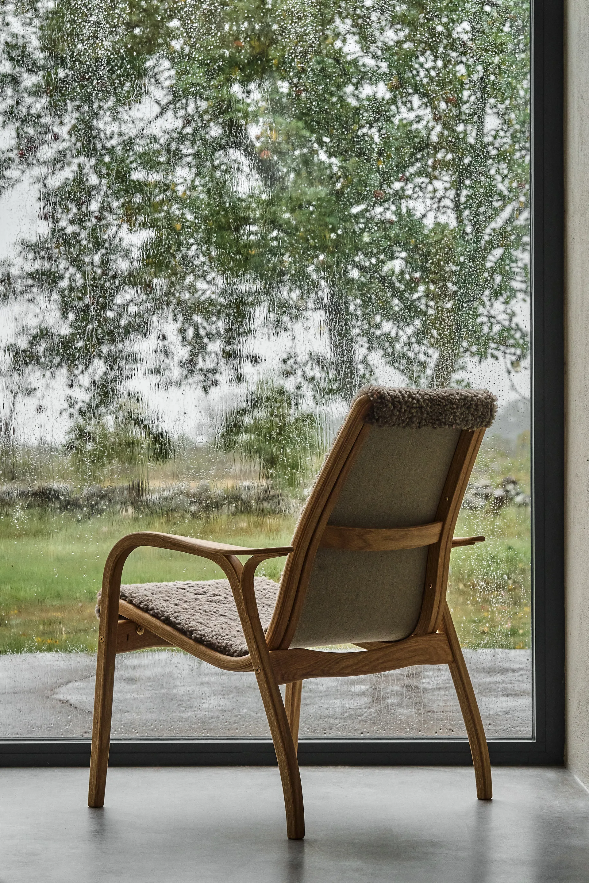 Laminett lænestol olieret eg/fåreskind, Sahara (nougatbrun) Swedese