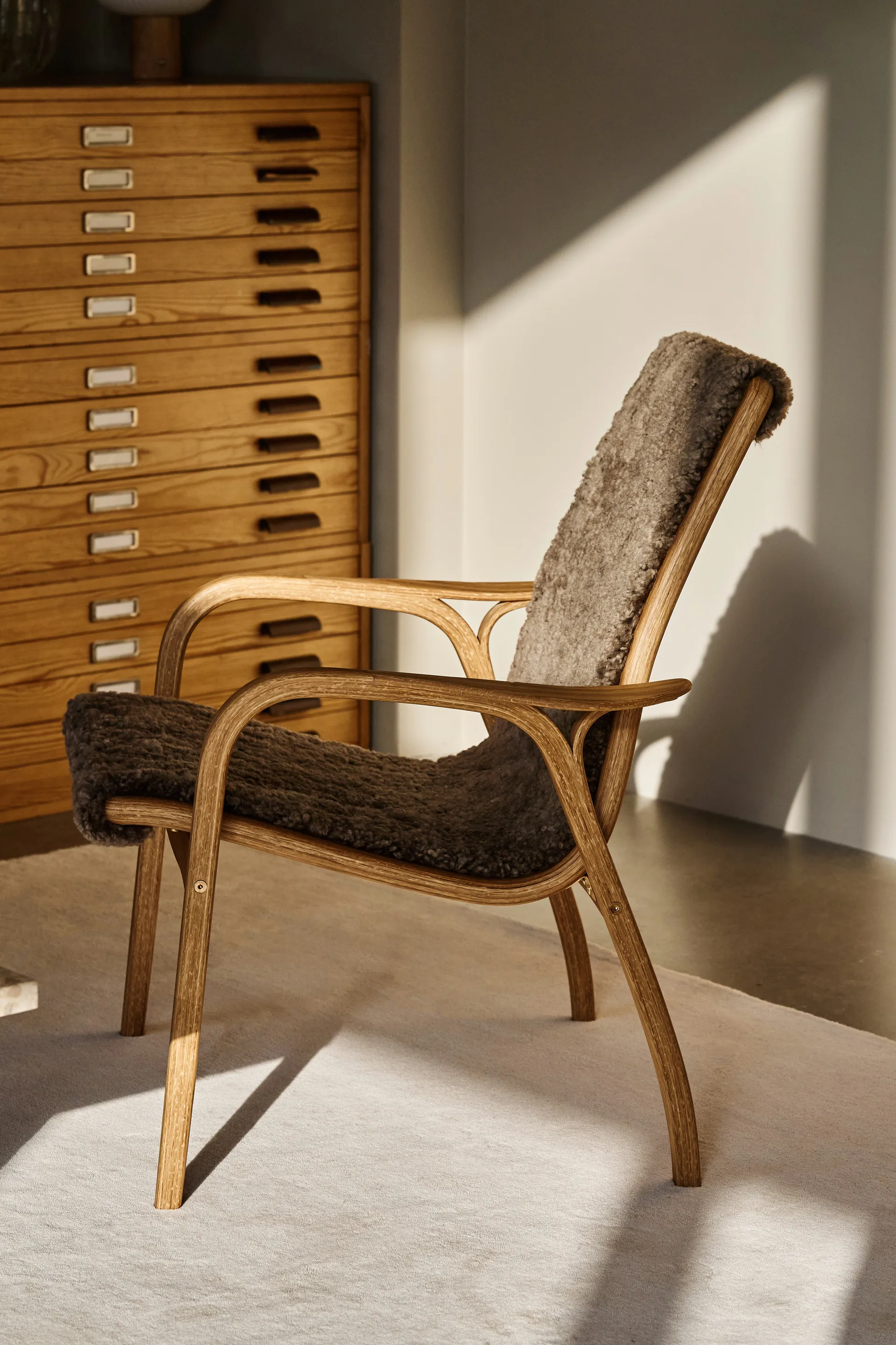 Laminett lænestol olieret eg/fåreskind, Sahara (nougatbrun) Swedese