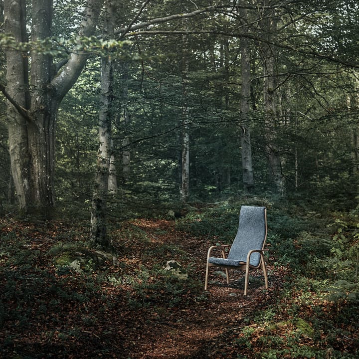 Lamino lænestol - fåreskind charcoal, lakeret valnød - Swedese