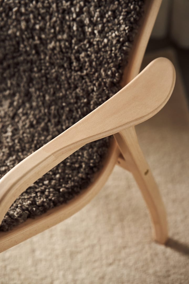 Lamino lænestol med fodskammel lakeret bøg/fåreskind - Sahara (nougatbrun) - Swedese