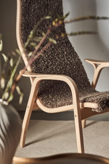 Lamino lænestol med fodskammel lakeret bøg/fåreskind - Sahara (nougatbrun) - Swedese