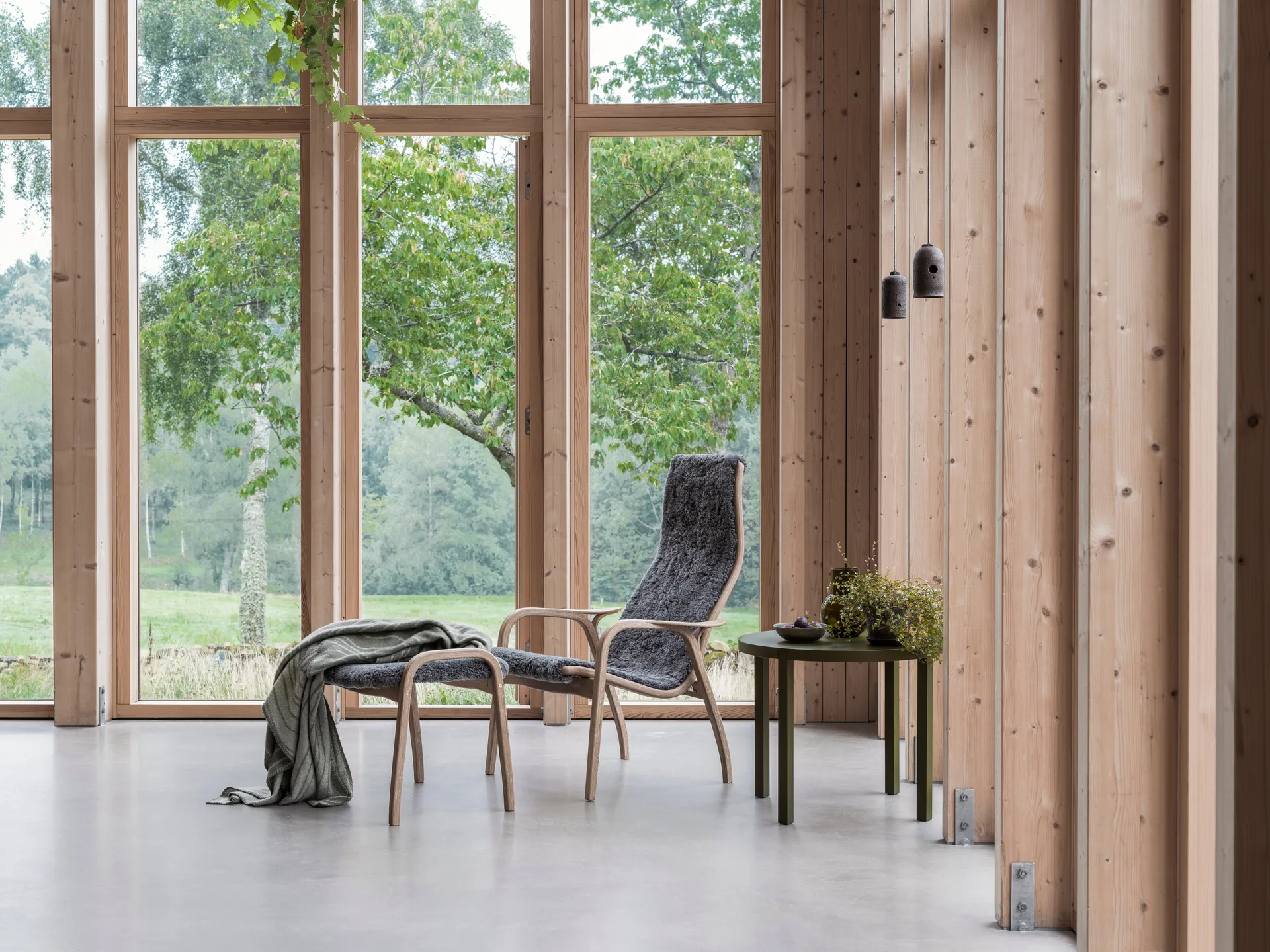 Lamino lænestol med fodskammel olieret eg/fåreskind, Sahara (nougatbrun) Swedese