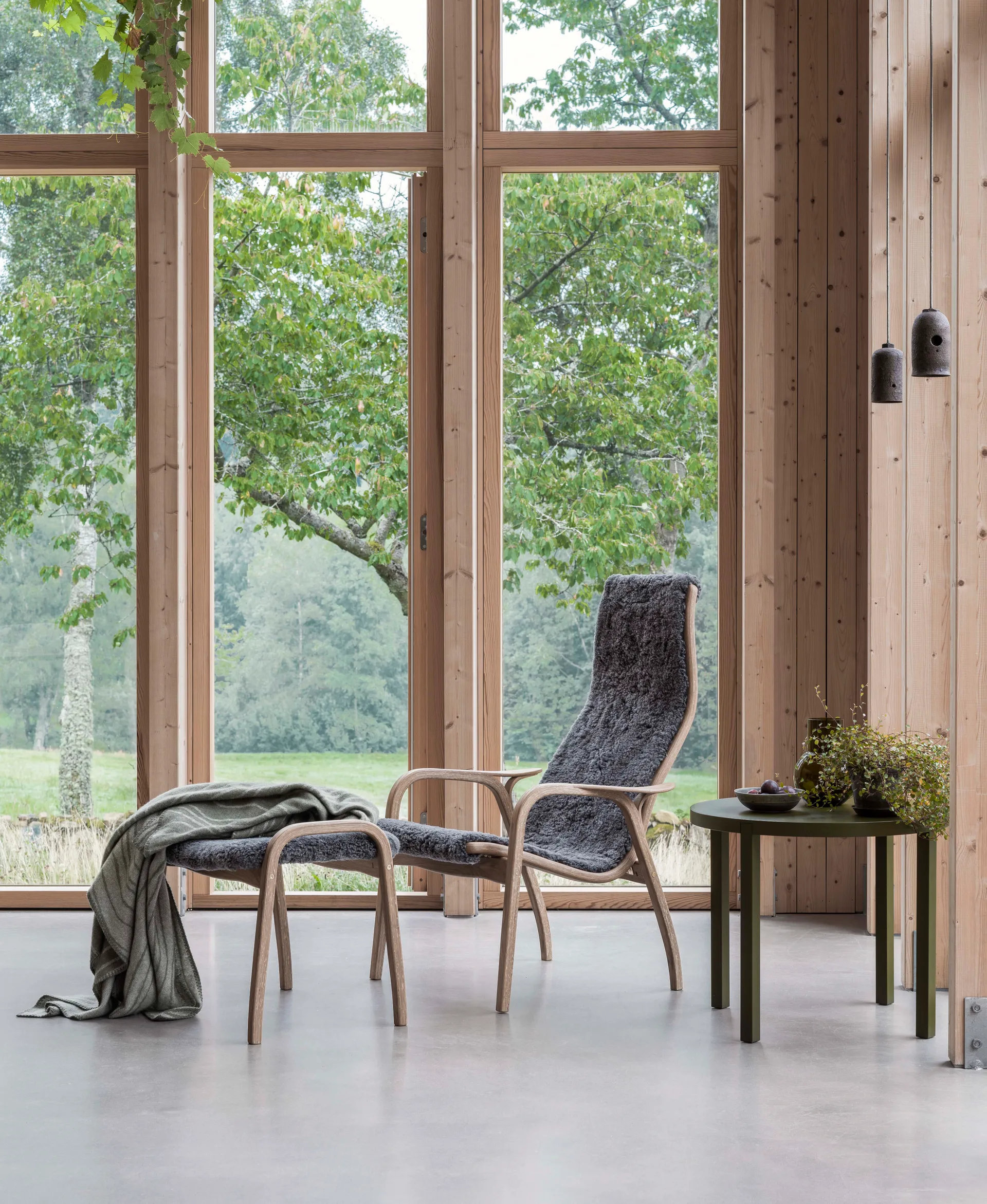 Lamino lænestol med fodskammel olieret eg/fåreskind, Scandinavian Grey (grå) Swedese