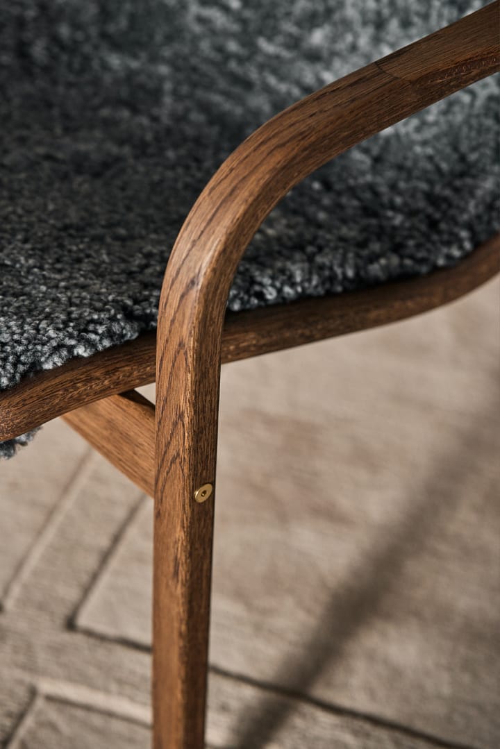 Lamino lænestol og fodskammel eg/fåreskind Special Edition, Rubio Monocoat Chocolate-Charcoal Swedese