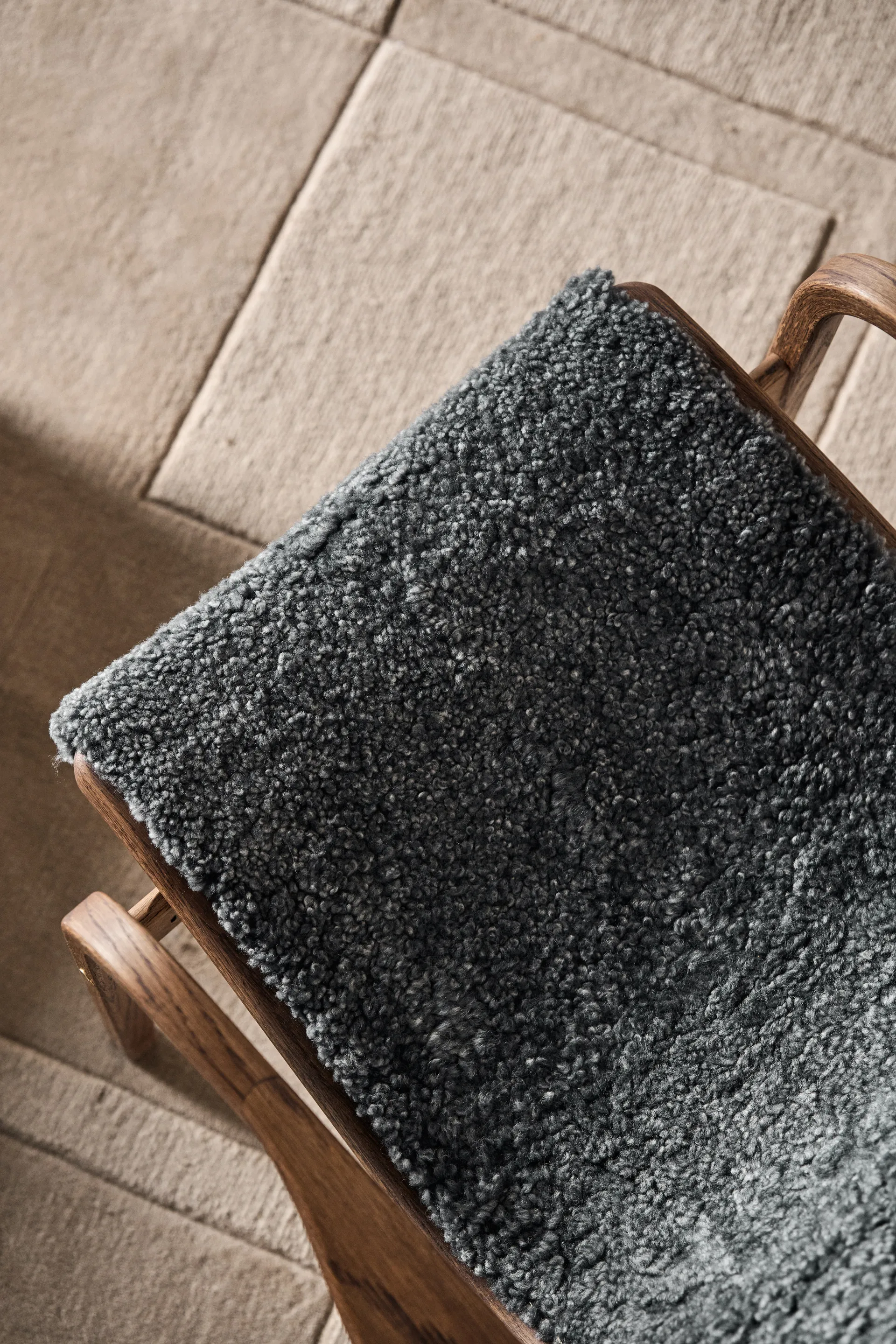 Lamino lænestol og fodskammel eg/fåreskind Special Edition, Rubio Monocoat Chocolate-Charcoal Swedese