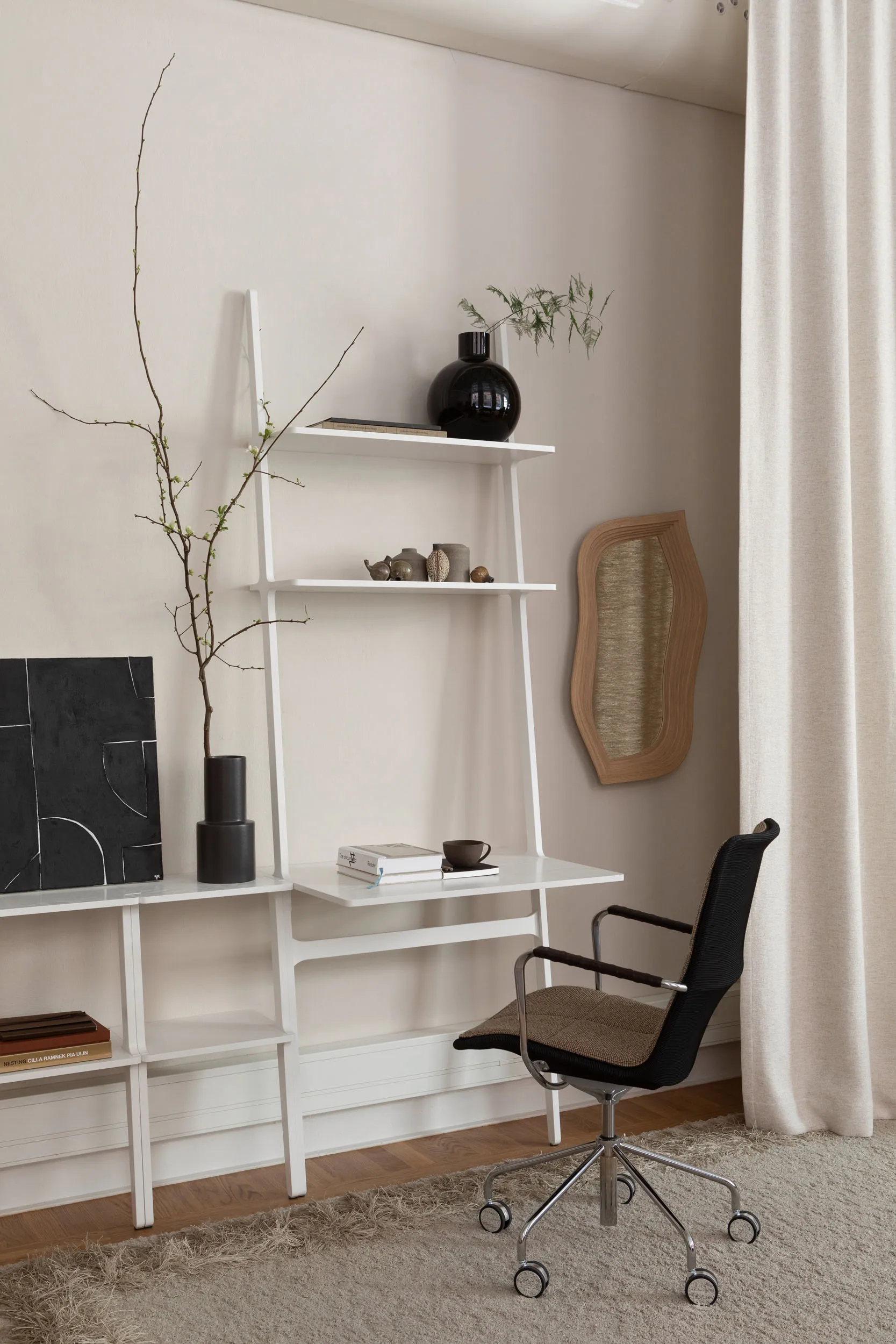 Libri skrivebord, Ask hvidglaseret Swedese